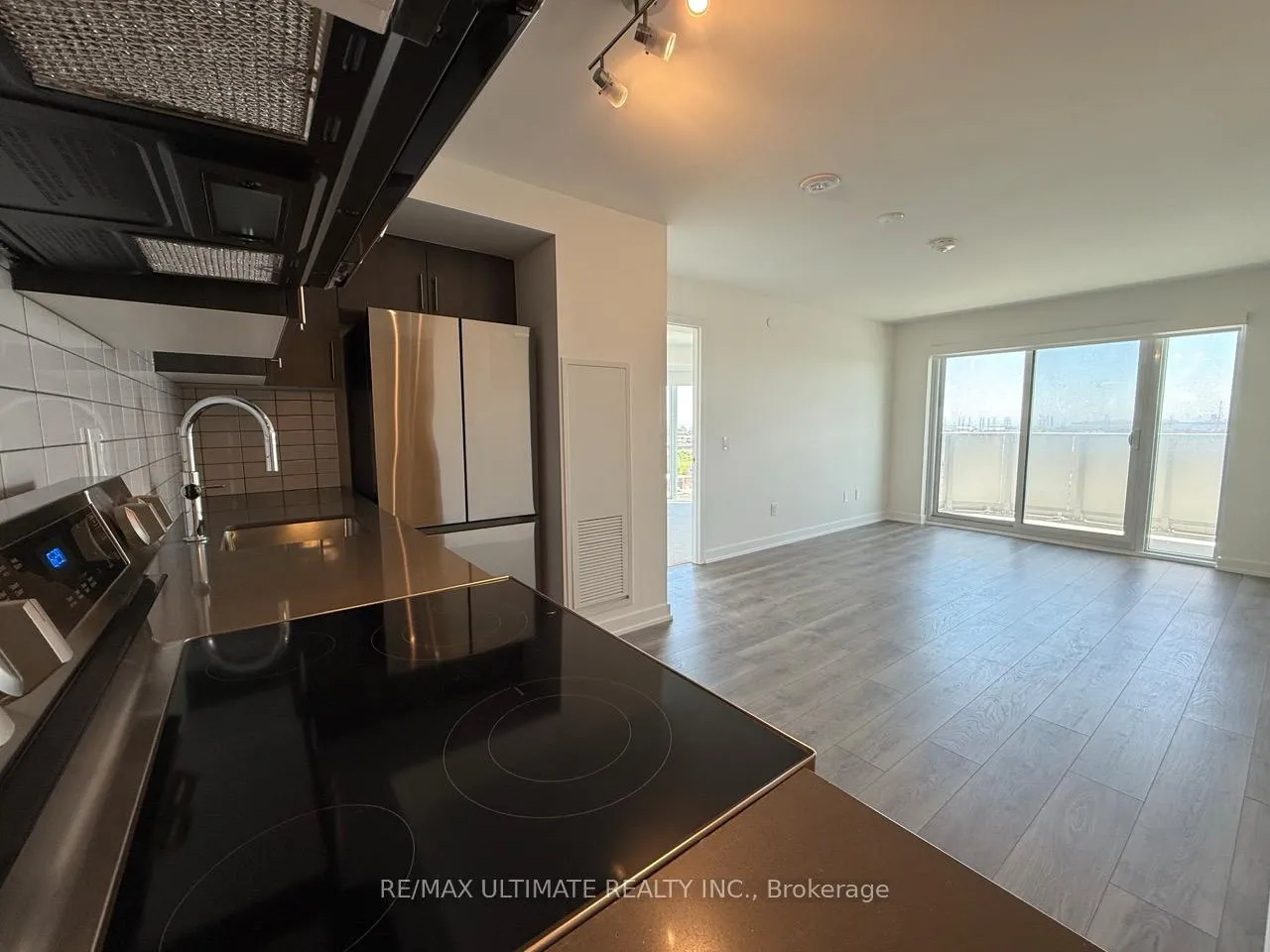 Photo 2 of Unit 1105, 1010 Sandy Beach Road, Pickering, Bay Ridges — HOMEH