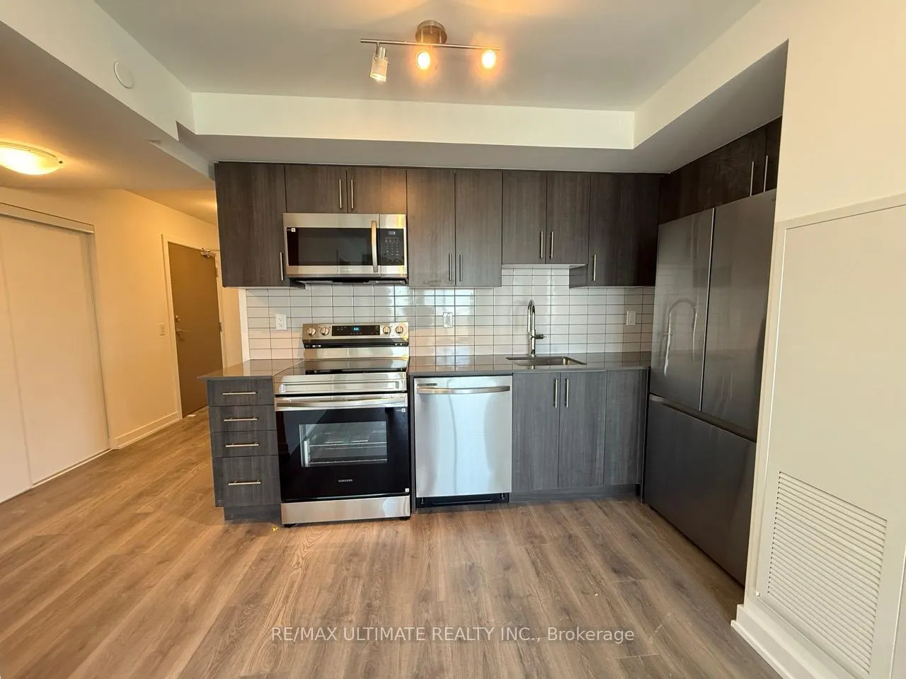 Photo 4 of Unit 1105, 1010 Sandy Beach Road, Pickering, Bay Ridges — HOMEH