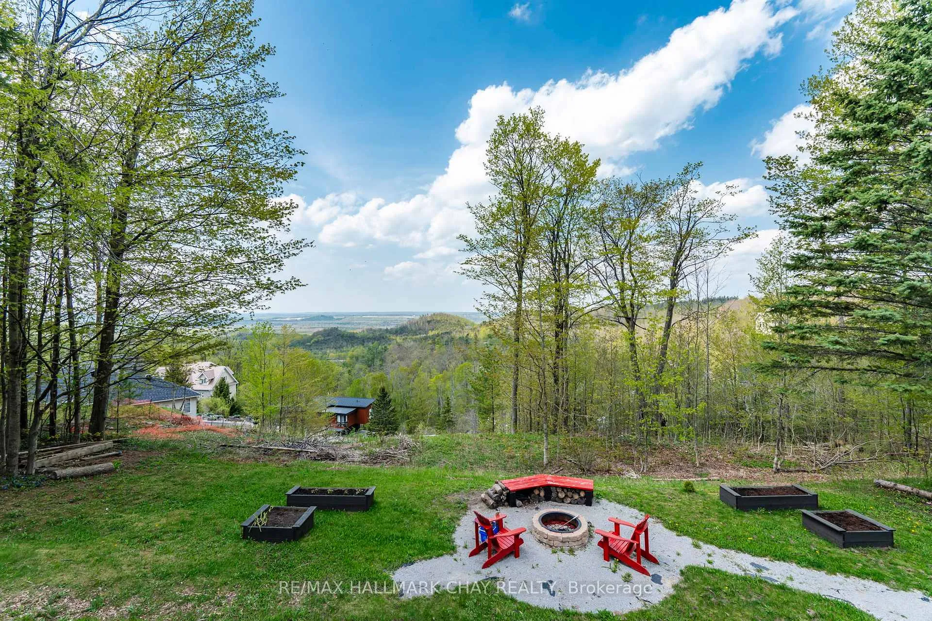 Photo 1 of 16 Highland Drive, Oro-Medonte, Horseshoe Valley — HOMEH