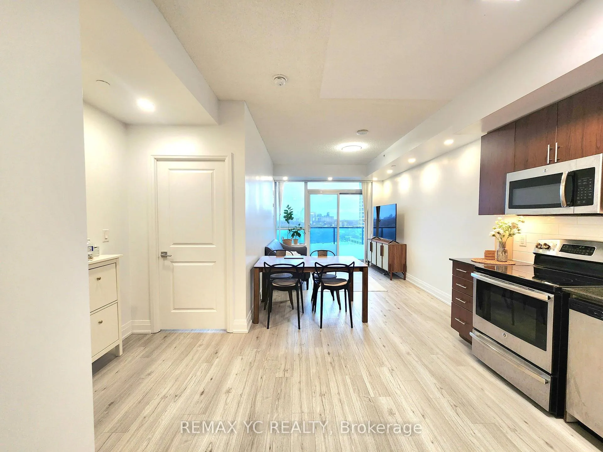 Photo 1 of Unit 1007, 7165 Yonge Street, Markham, Grandview — HOMEH