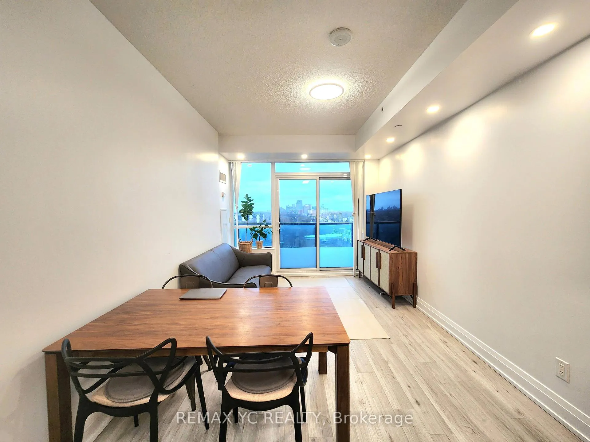 Photo 2 of Unit 1007, 7165 Yonge Street, Markham, Grandview — HOMEH