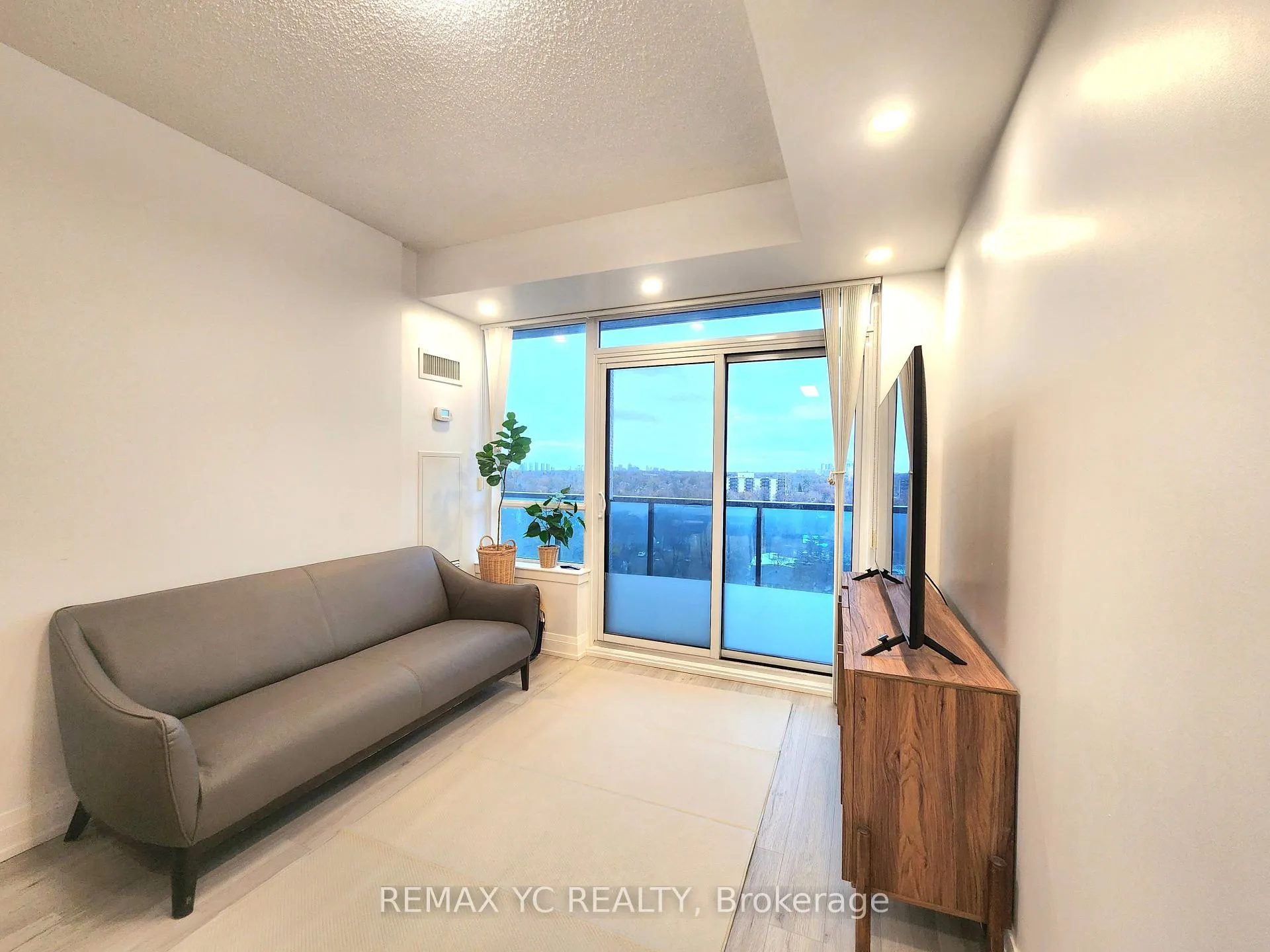 Photo 3 of Unit 1007, 7165 Yonge Street, Markham, Grandview — HOMEH