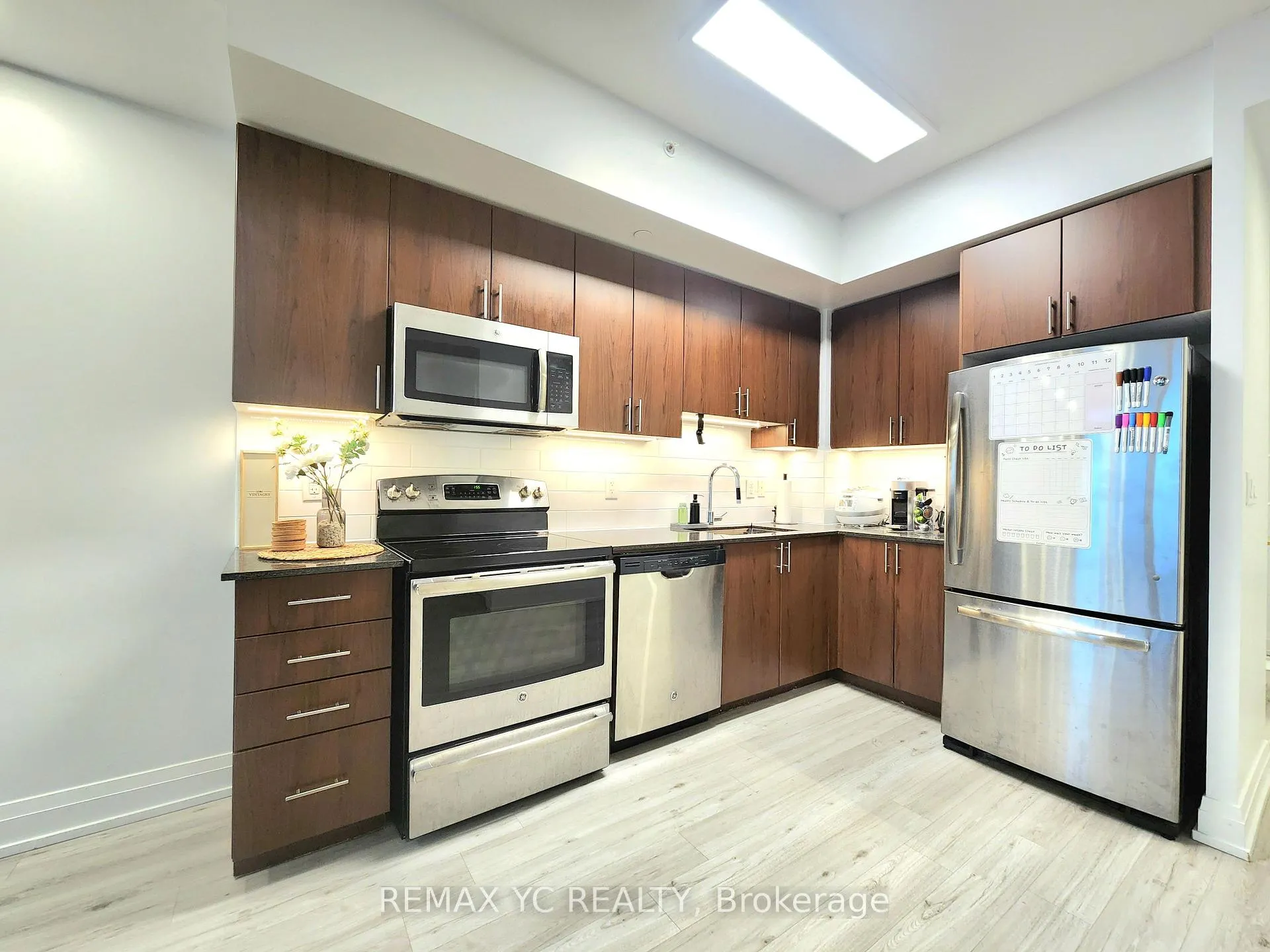 Photo 5 of Unit 1007, 7165 Yonge Street, Markham, Grandview — HOMEH