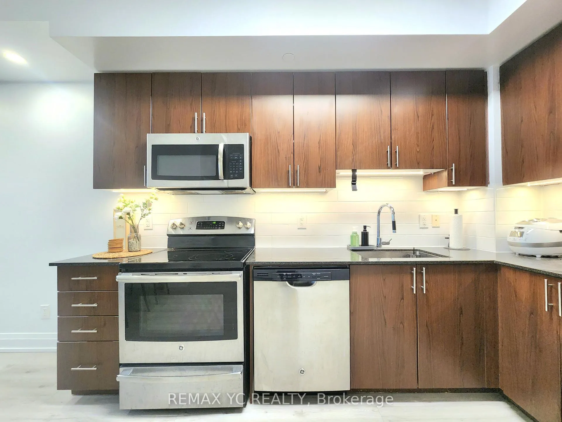 Photo 6 of Unit 1007, 7165 Yonge Street, Markham, Grandview — HOMEH