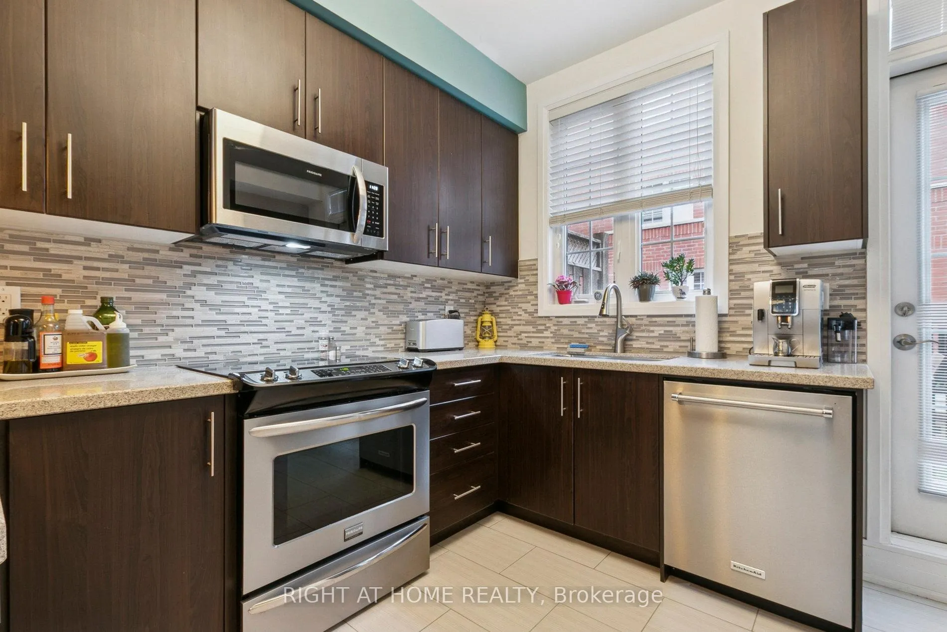 Photo 10 of 28 Raffeix Lane, Toronto, Moss Park — HOMEH