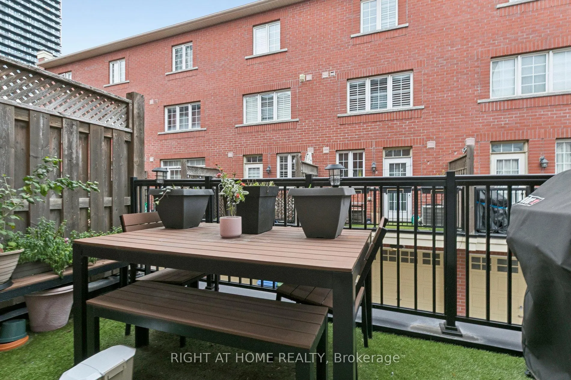 Photo 14 of 28 Raffeix Lane, Toronto, Moss Park — HOMEH
