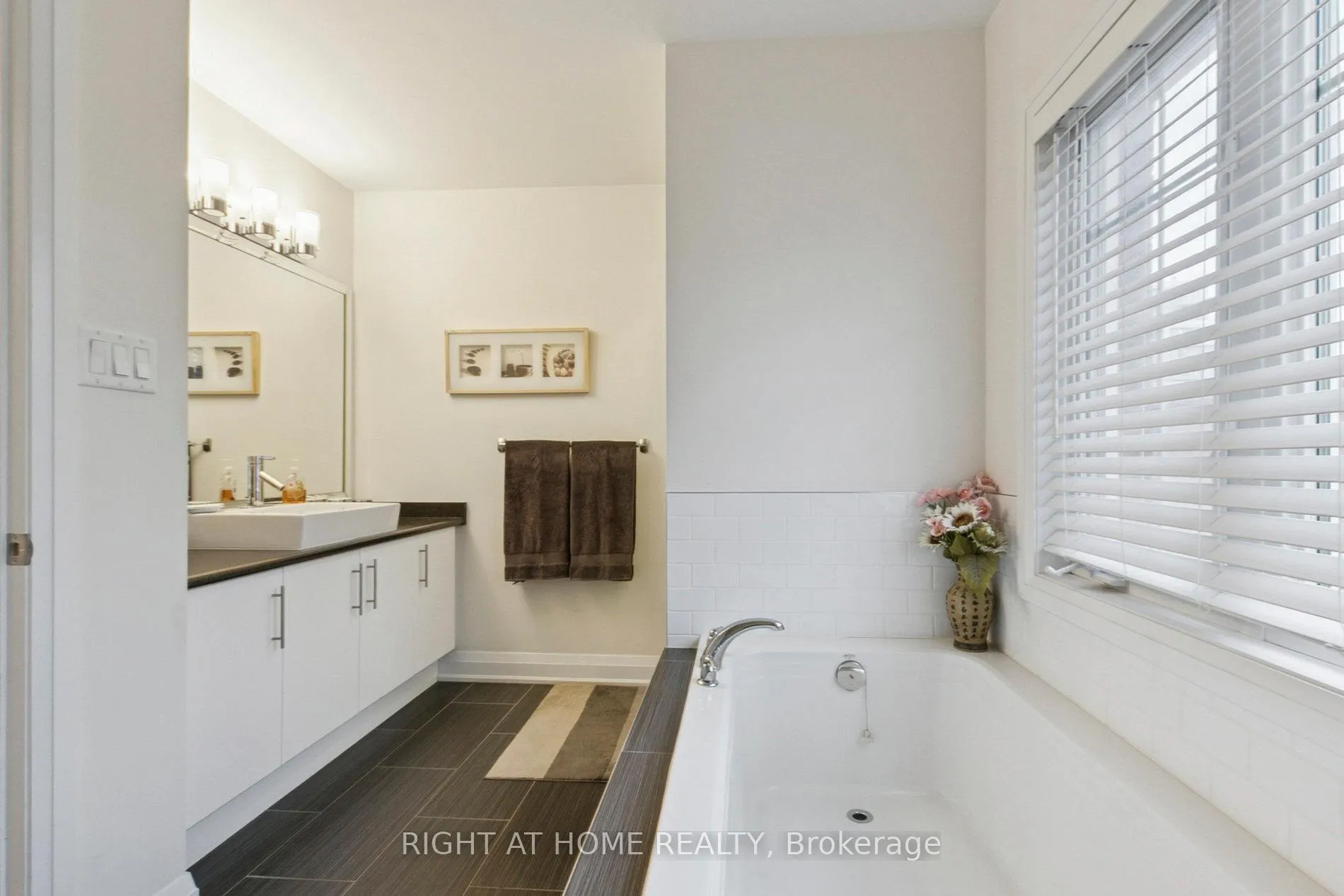 Photo 20 of 28 Raffeix Lane, Toronto, Moss Park — HOMEH