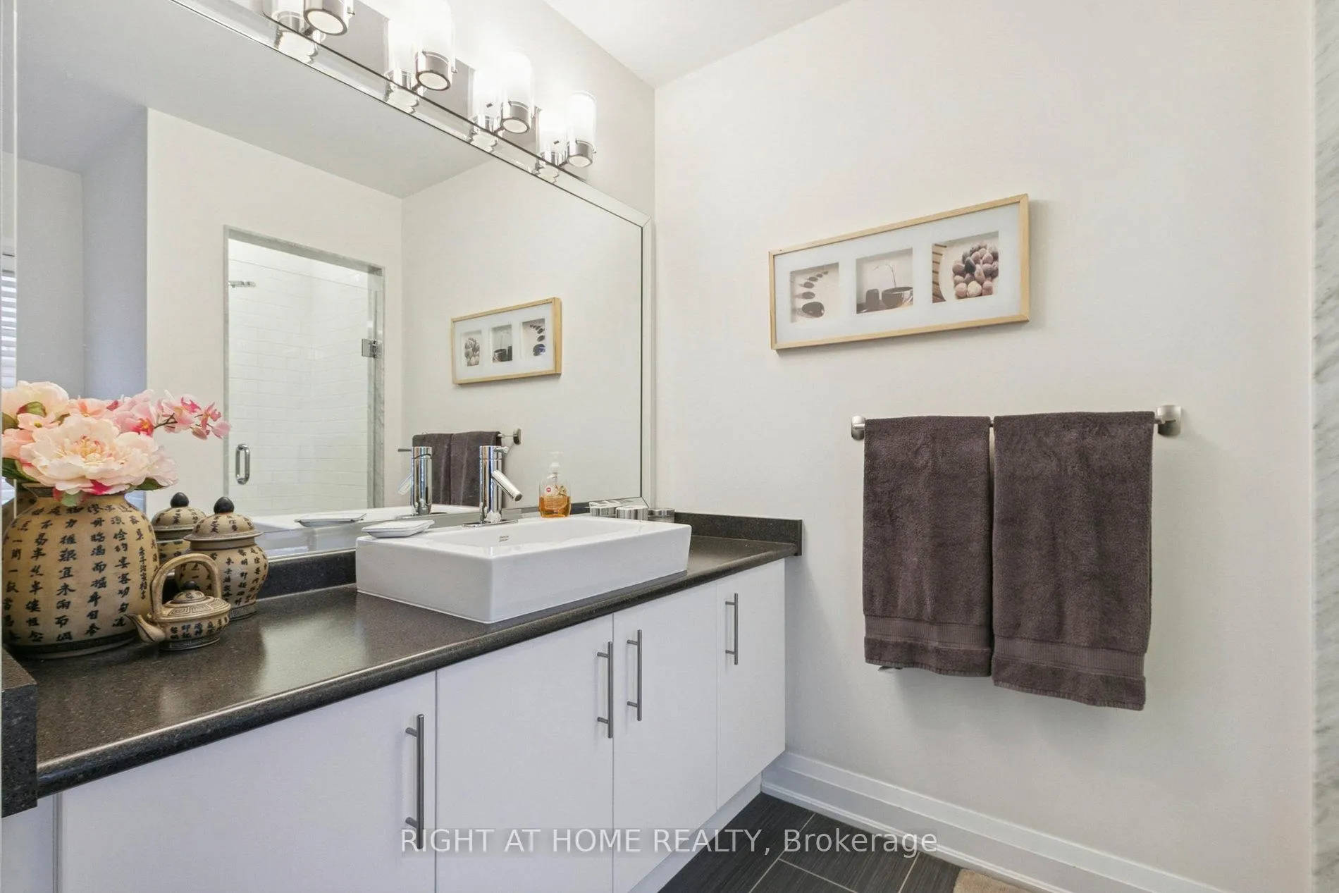 Photo 21 of 28 Raffeix Lane, Toronto, Moss Park — HOMEH