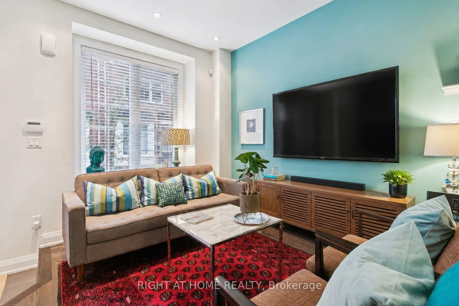 Photo 4 of 28 Raffeix Lane, Toronto, Moss Park — HOMEH