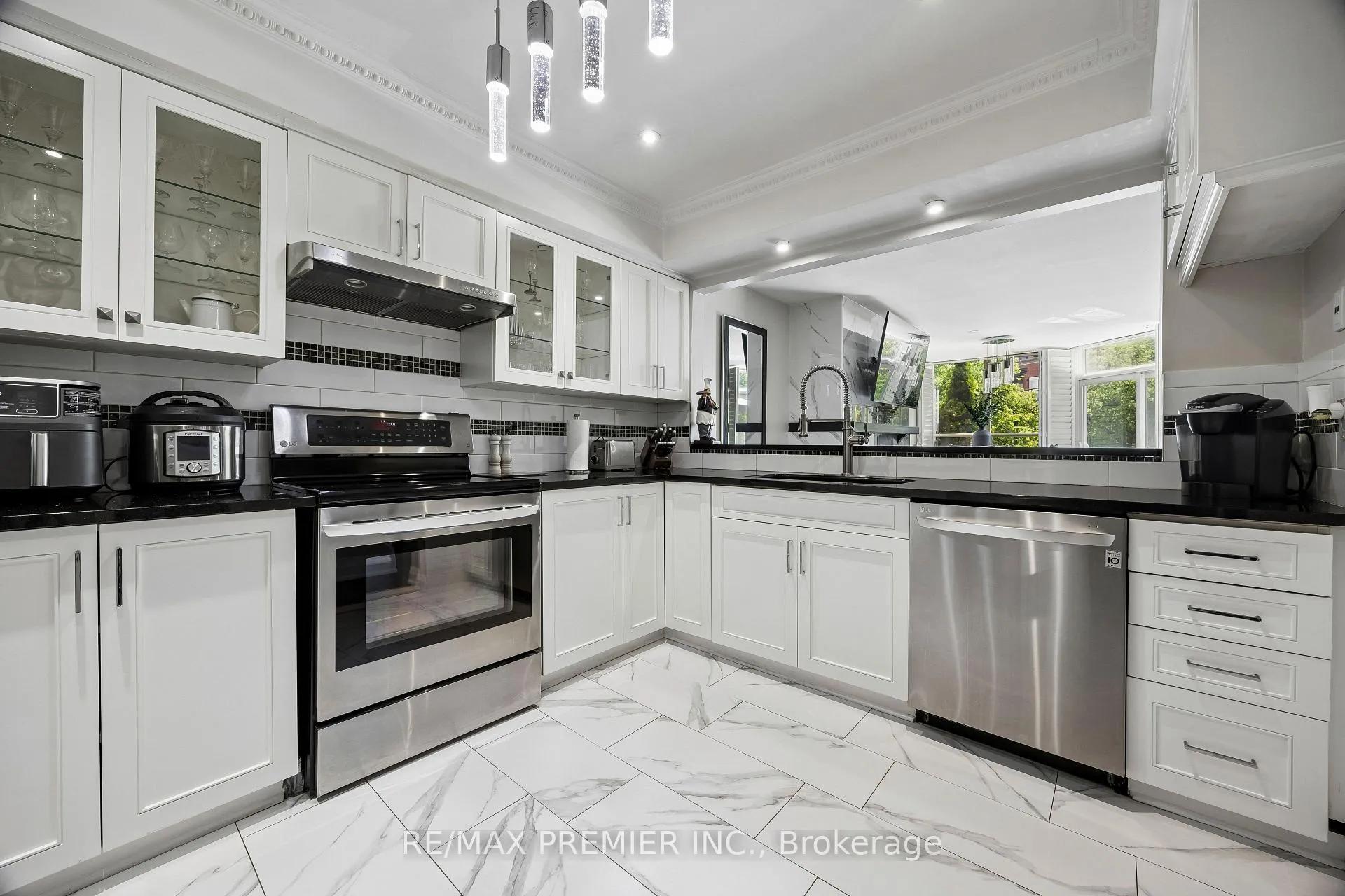 Photo 2 of Unit 8, 100 Arbors Lane, Vaughan, West Woodbridge — HOMEH