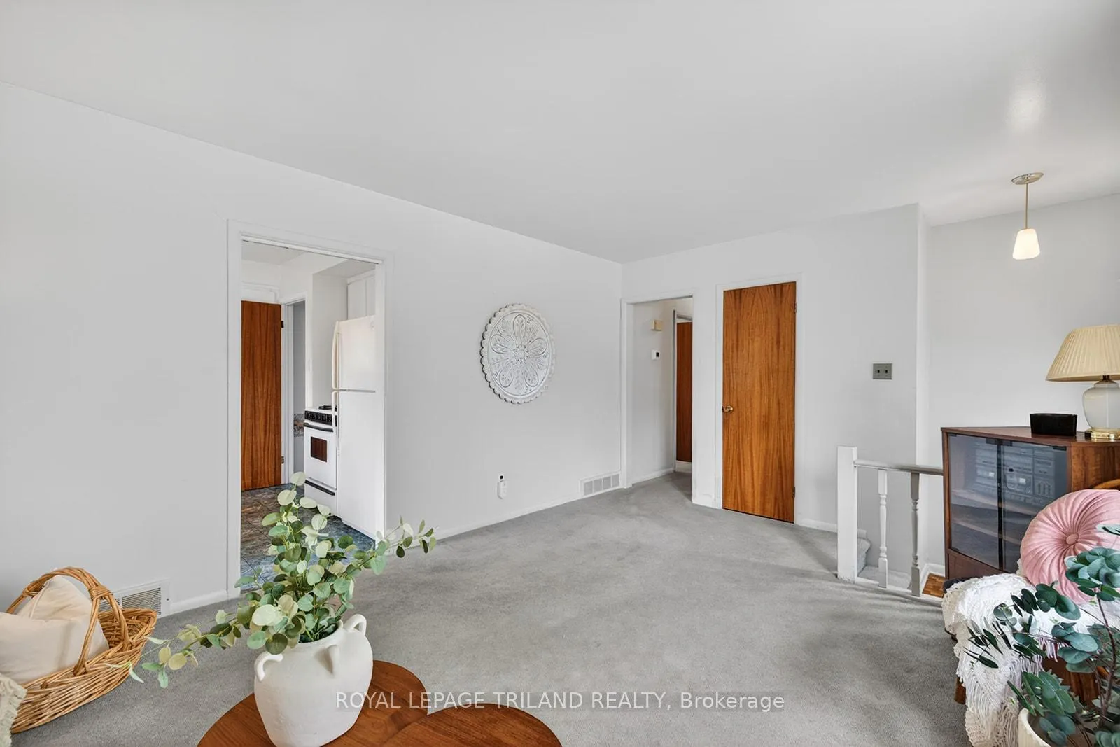 Photo 8 of 1026 Chippewa Drive, London, East D — HOMEH