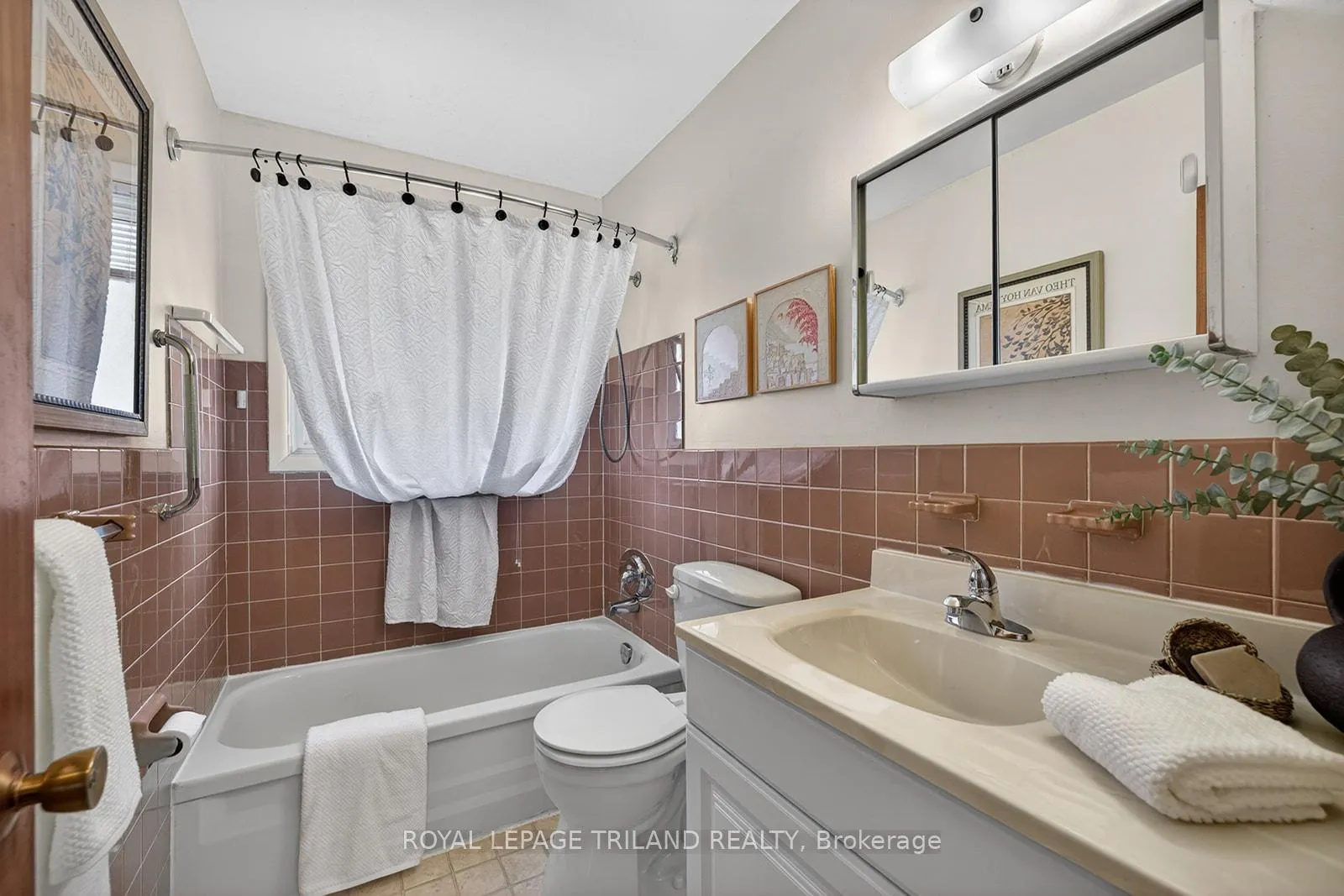 Photo 23 of 1026 Chippewa Drive, London, East D — HOMEH