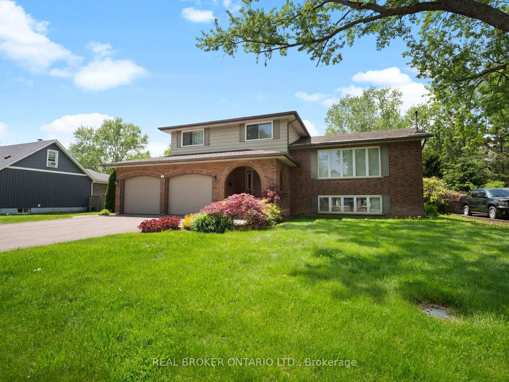 Photo 2 of 17 Montgomery Road, Welland, N. Welland — HOMEH