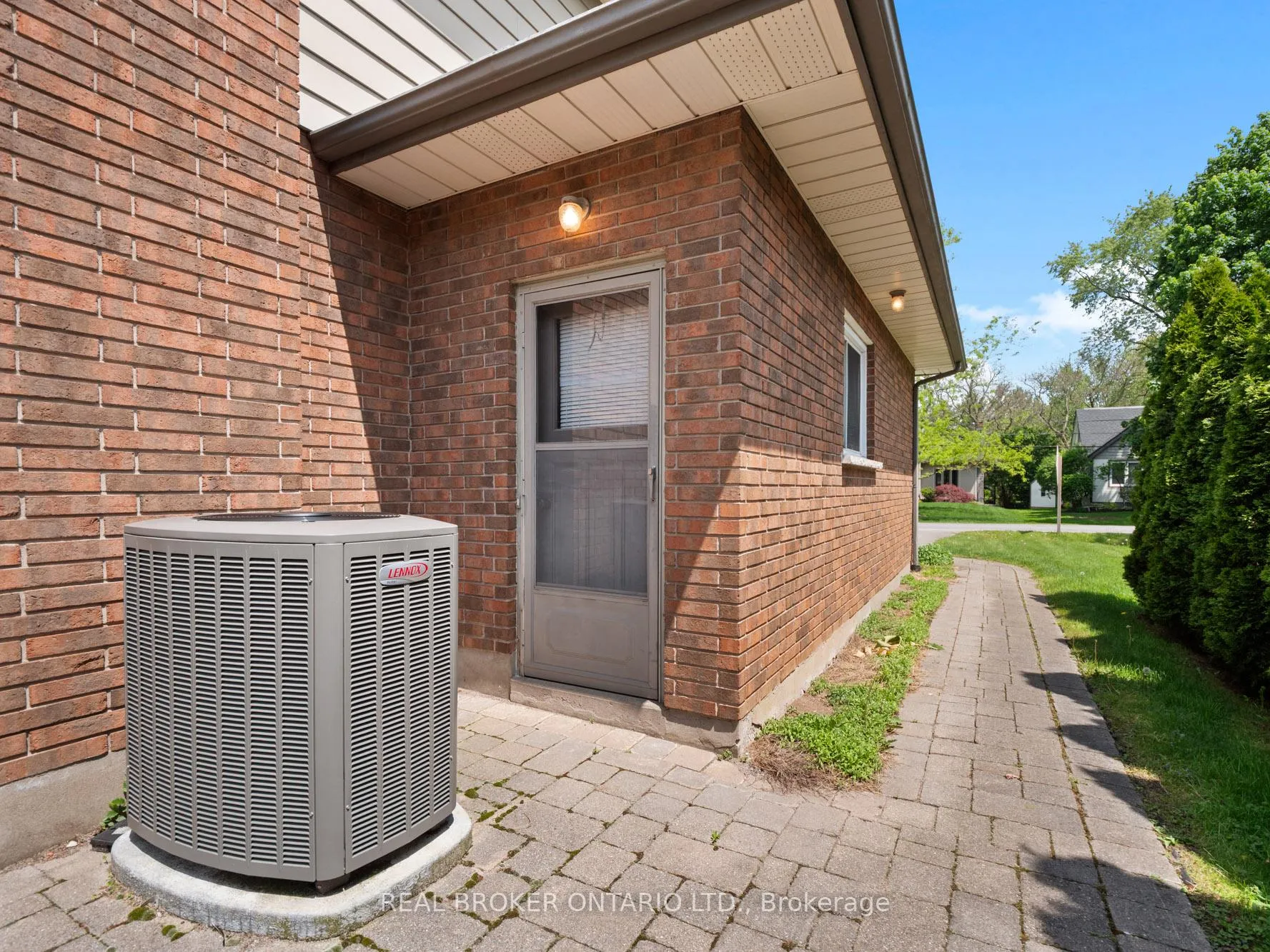 Photo 6 of 17 Montgomery Road, Welland, N. Welland — HOMEH