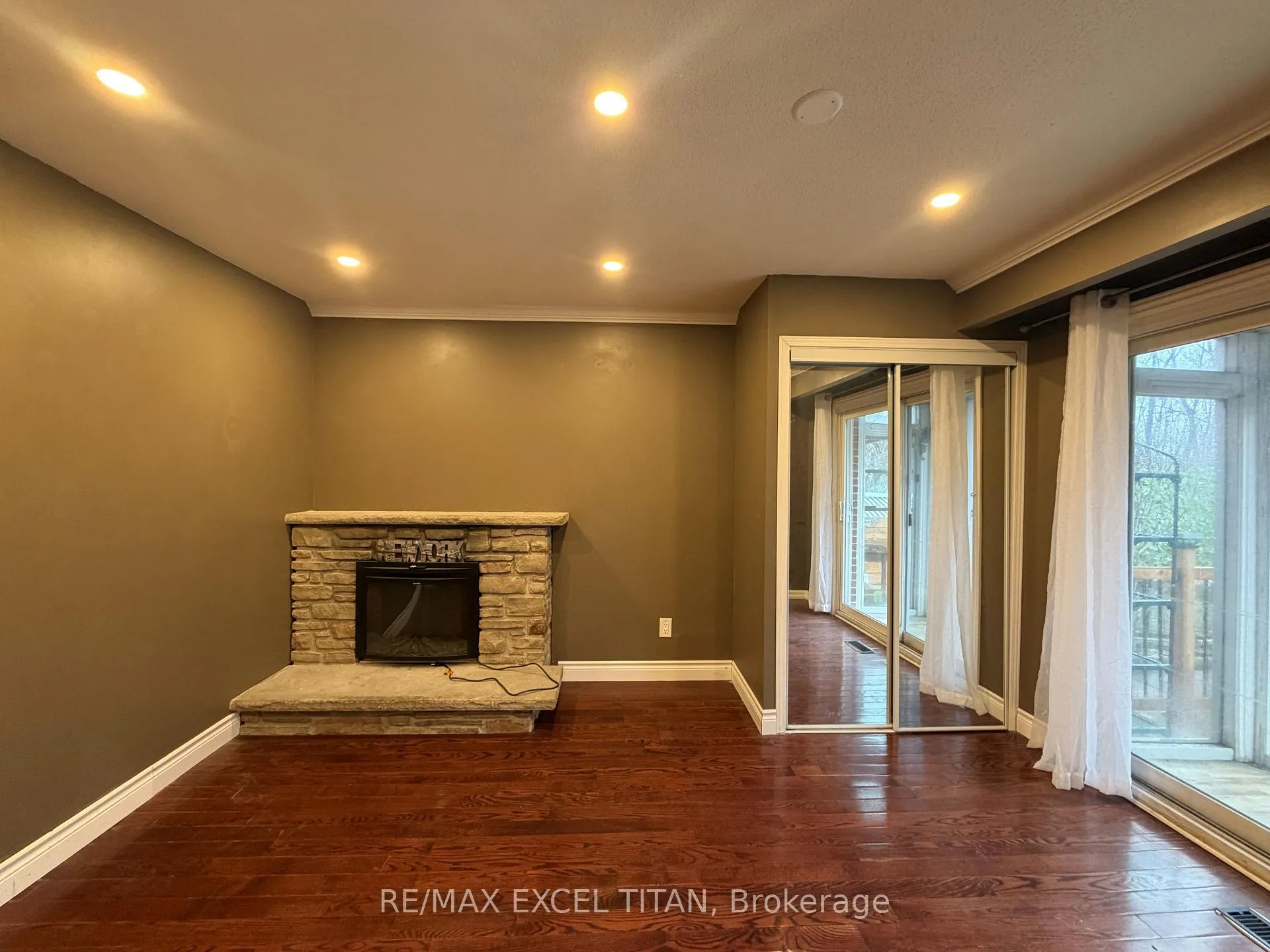 Photo 2 of Unit Ground, 251 Shawnee Circle, North York, Pleasant View — HOMEH