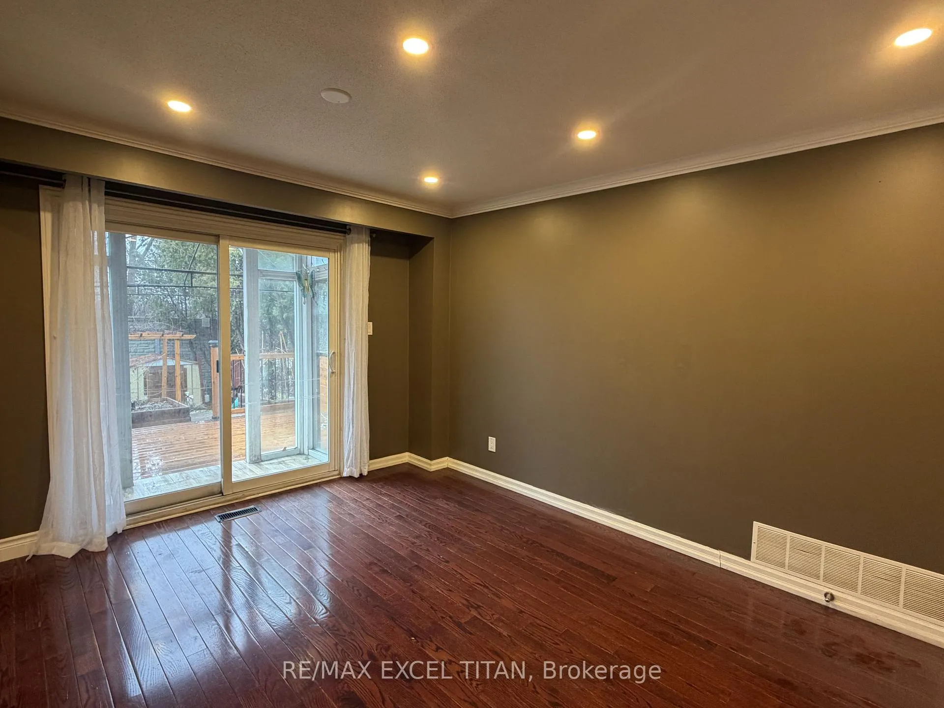 Photo 3 of Unit Ground, 251 Shawnee Circle, North York, Pleasant View — HOMEH