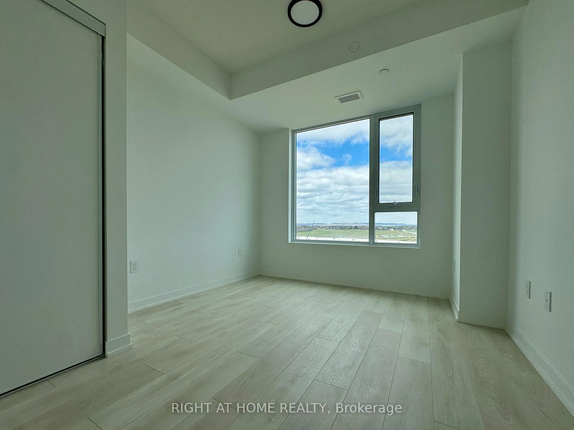 Photo 10 of Unit D1209, 4878 Powers Common, Burlington, Alton — HOMEH