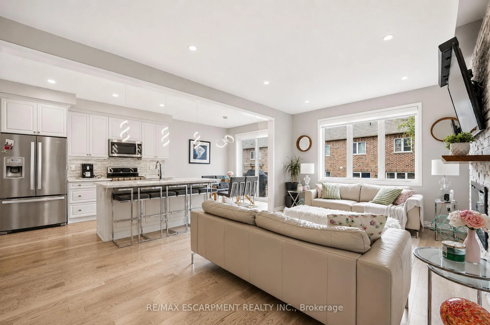 Photo 4 of 44 Stillwater Crescent, Hamilton, Waterdown — HOMEH