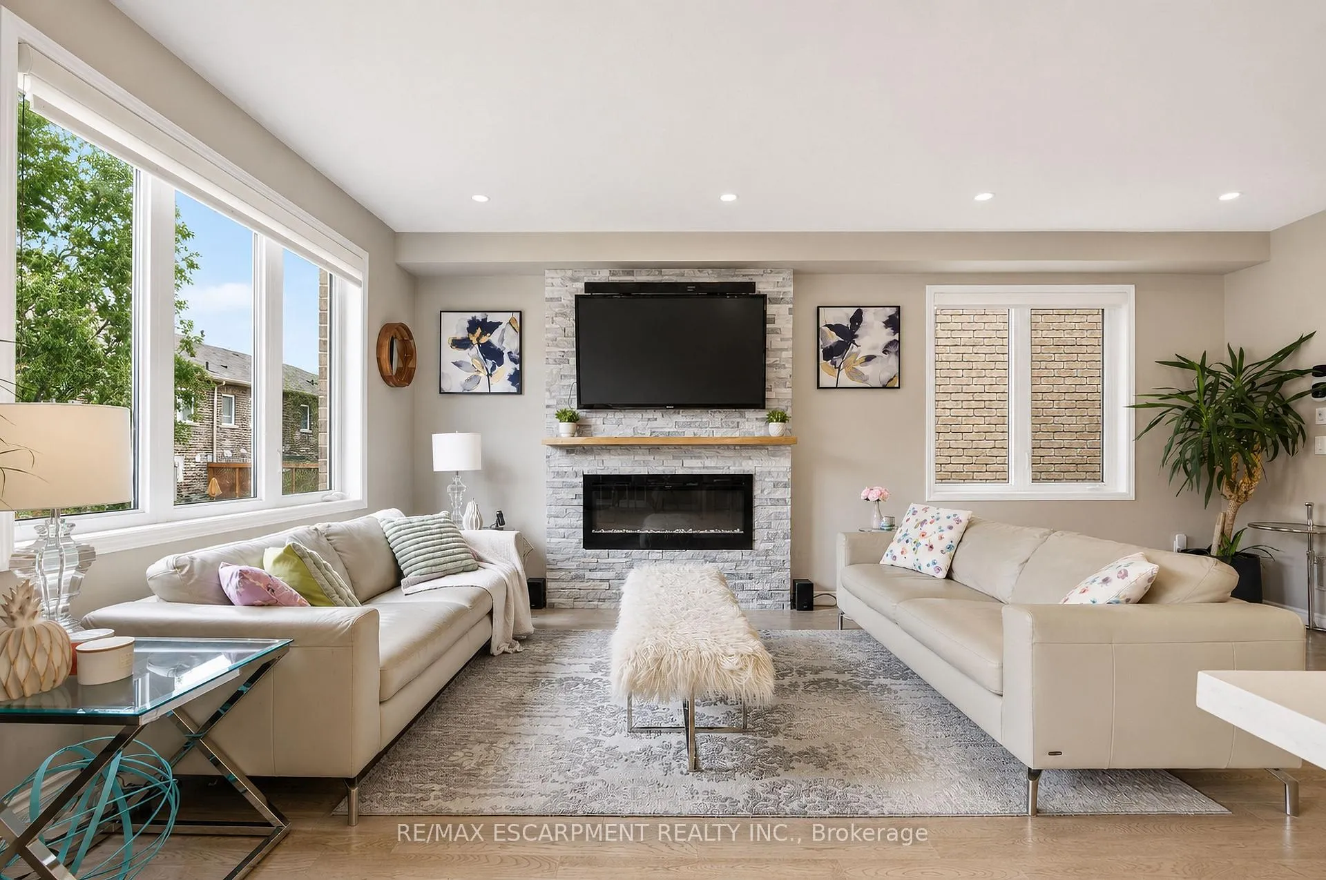 Photo 5 of 44 Stillwater Crescent, Hamilton, Waterdown — HOMEH