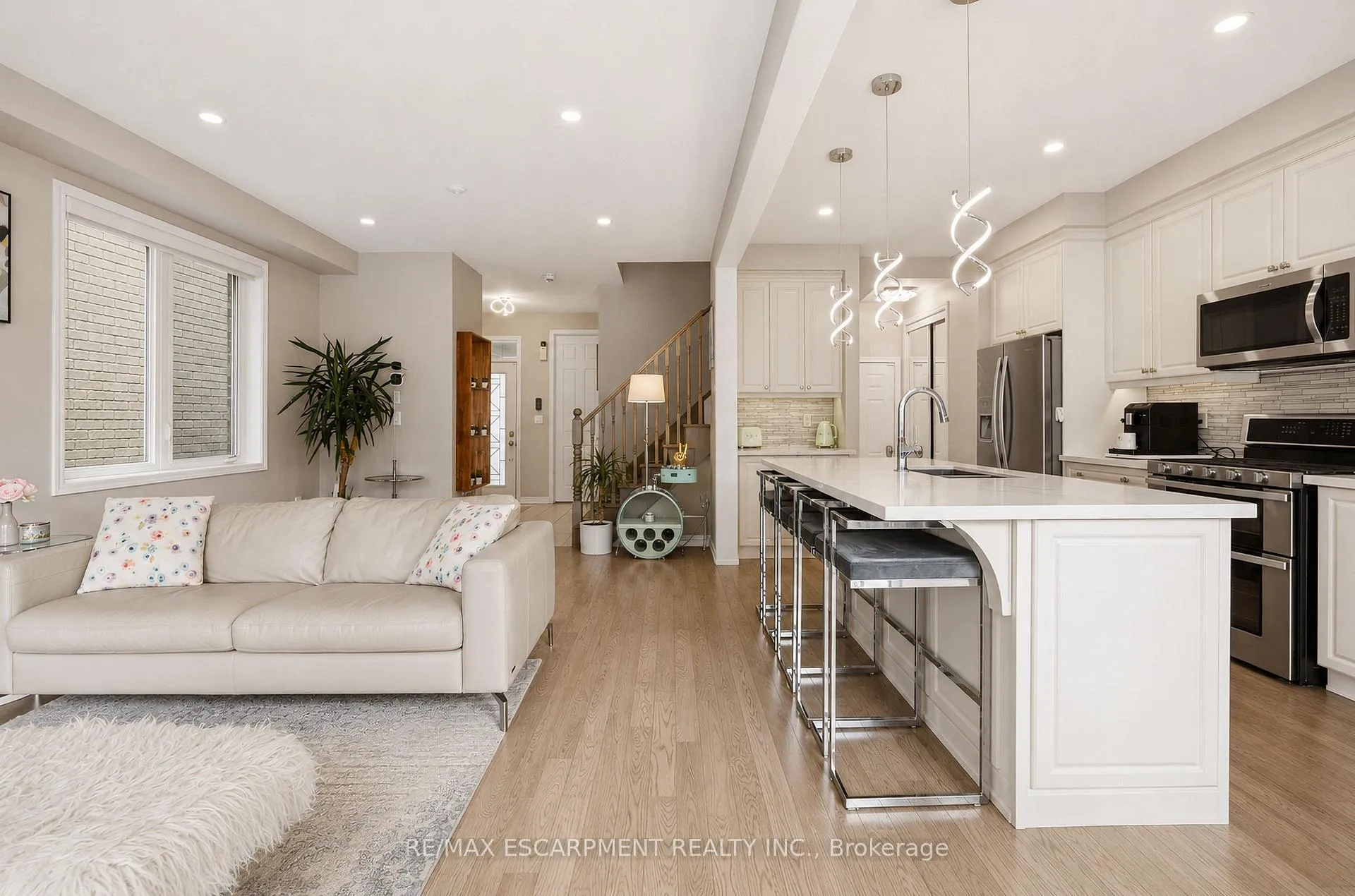 Photo 7 of 44 Stillwater Crescent, Hamilton, Waterdown — HOMEH