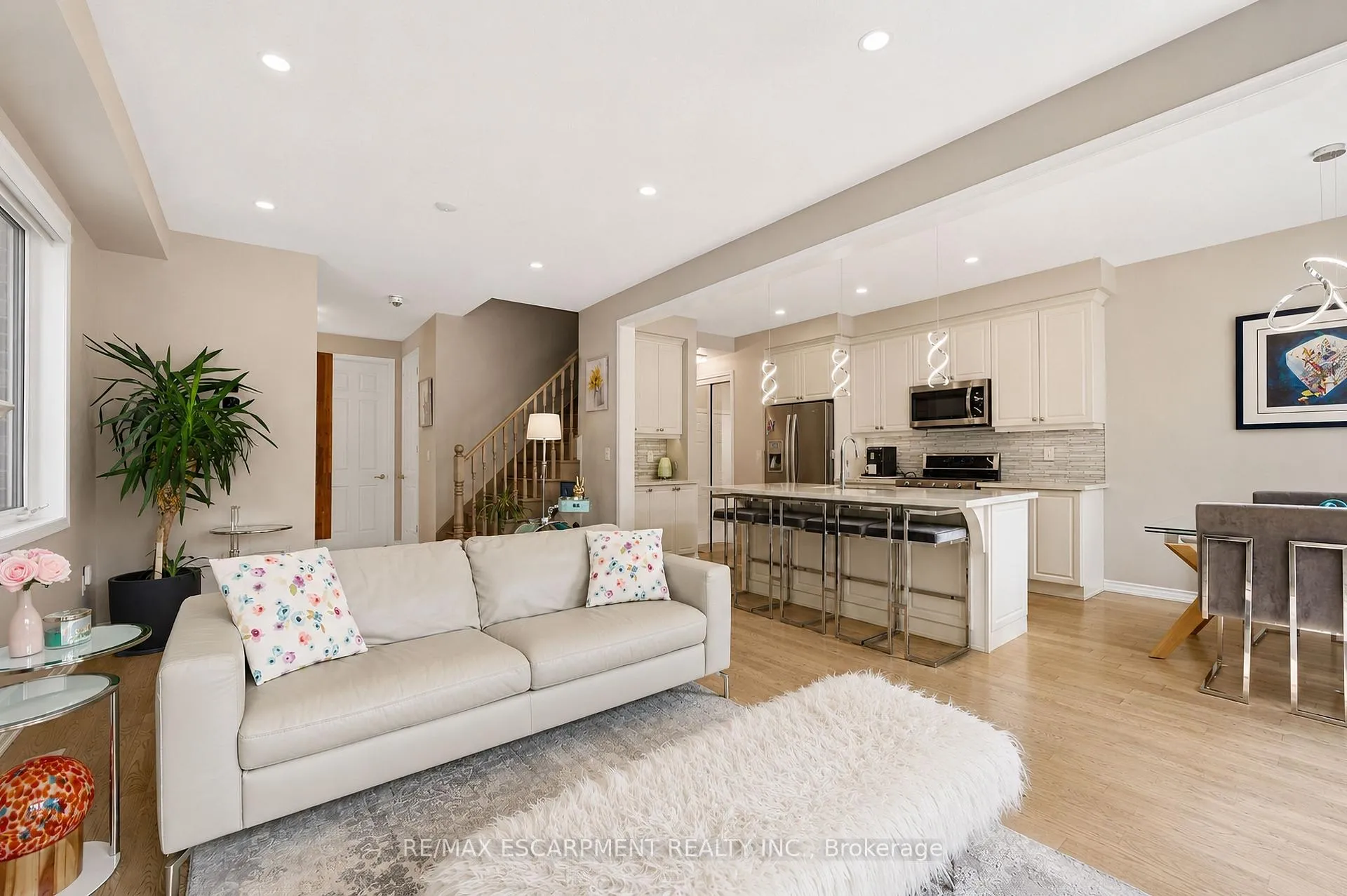 Photo 8 of 44 Stillwater Crescent, Hamilton, Waterdown — HOMEH