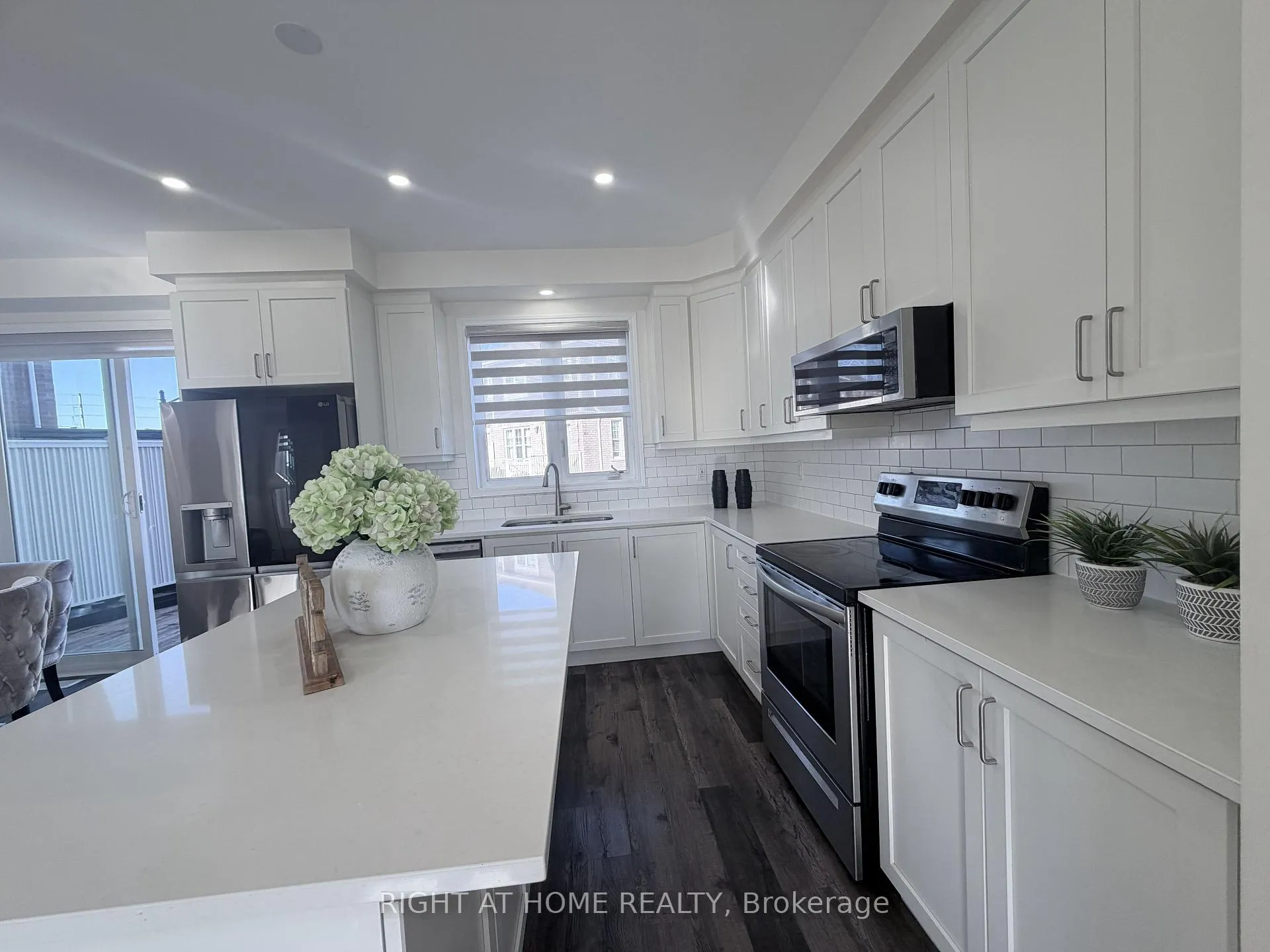 Photo 10 of Unit 21 Upper, 1222 Rose Way, Milton, Cobban — HOMEH