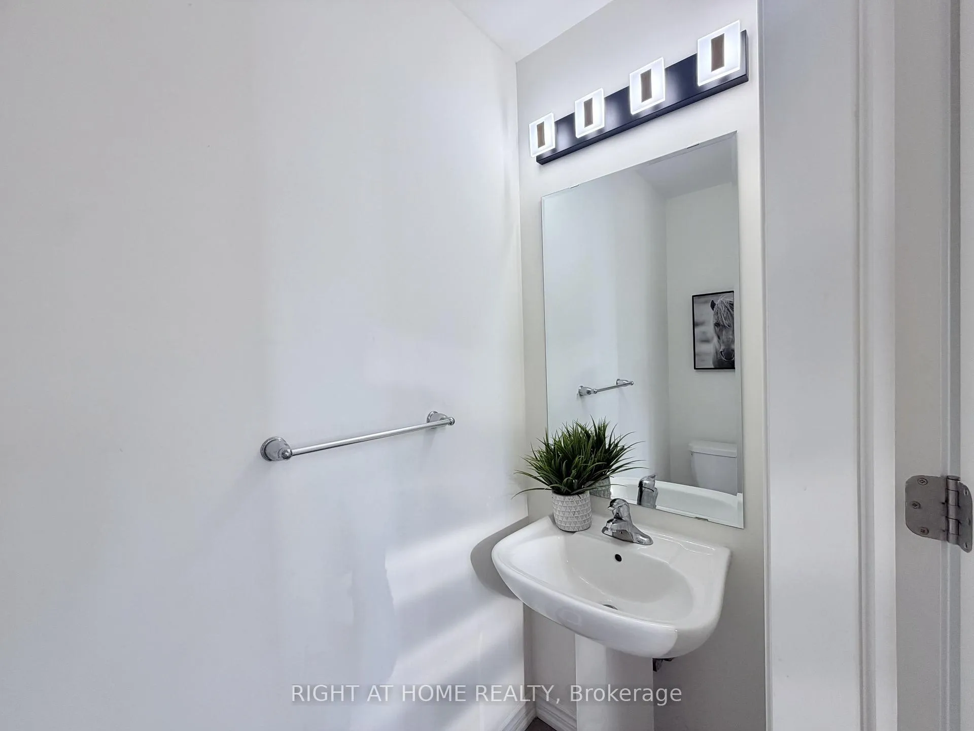 Photo 17 of Unit 21 Upper, 1222 Rose Way, Milton, Cobban — HOMEH