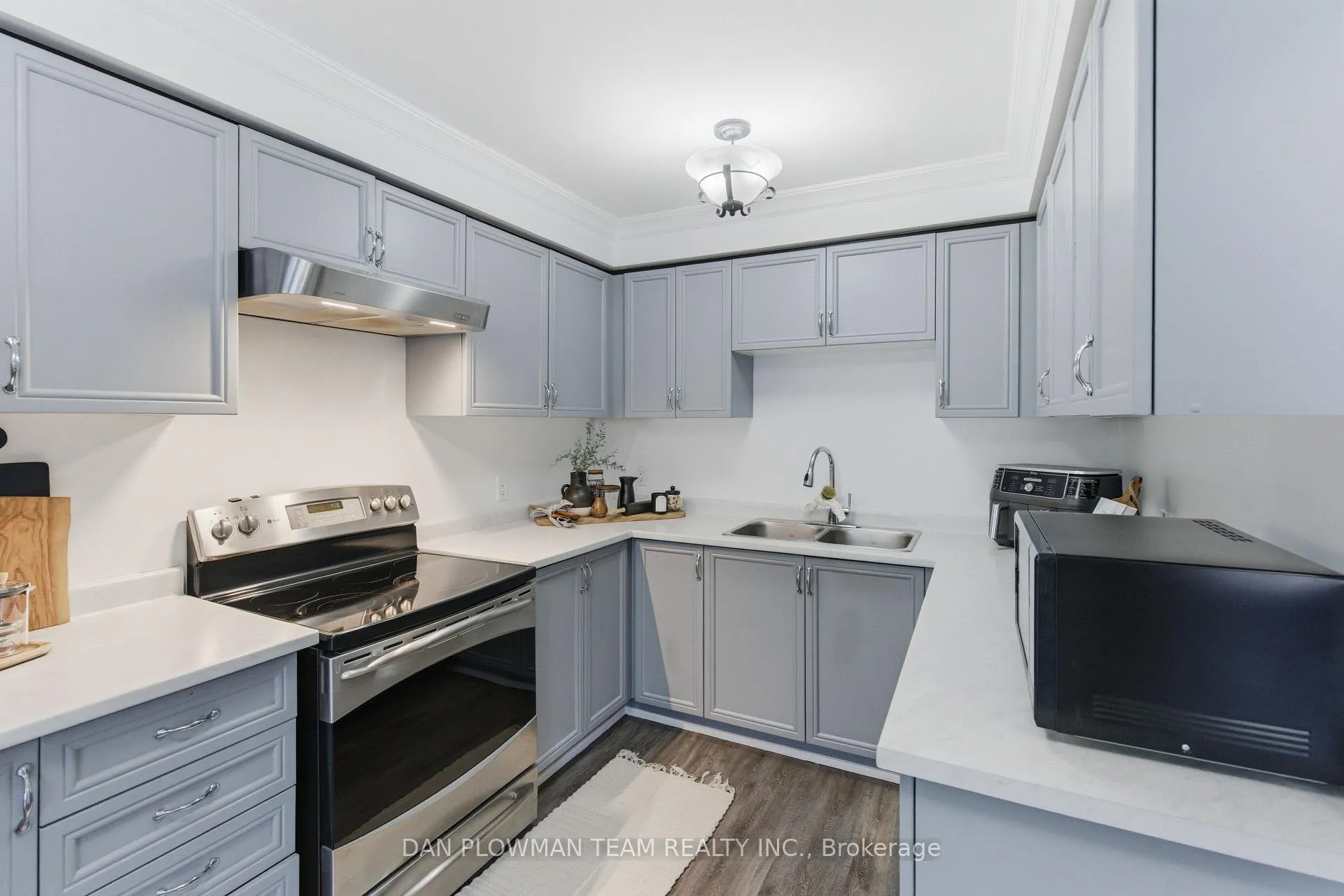 Photo 10 of 69 John Walter Crescent, Clarington, Courtice — HOMEH
