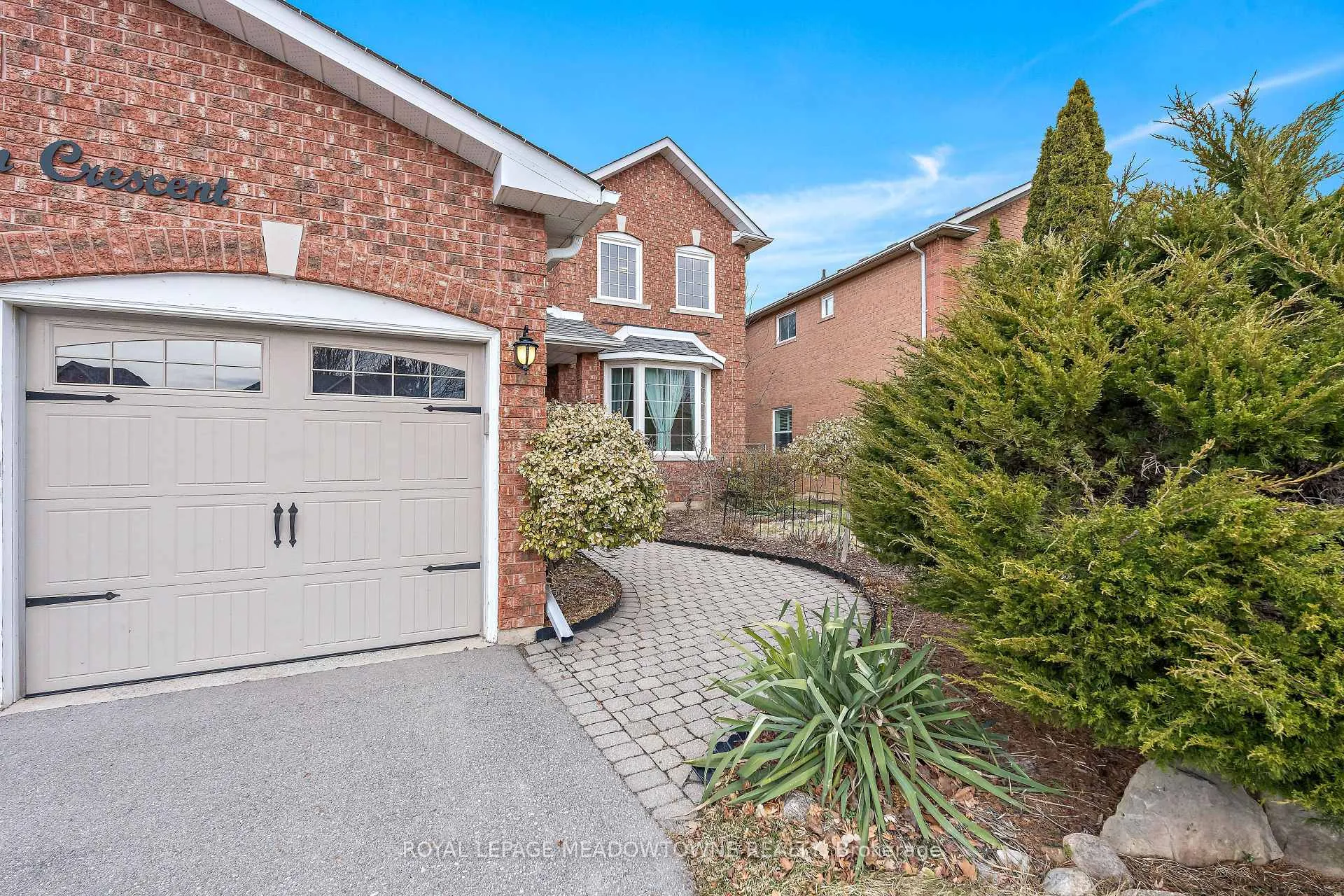 Photo 3 of 29 Hamilton Crescent, Halton Hills, Georgetown — HOMEH