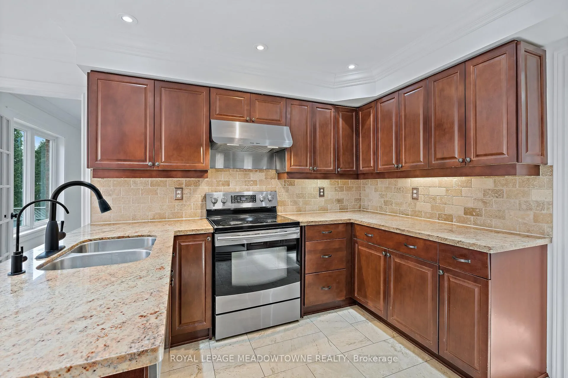 Photo 15 of 29 Hamilton Crescent, Halton Hills, Georgetown — HOMEH