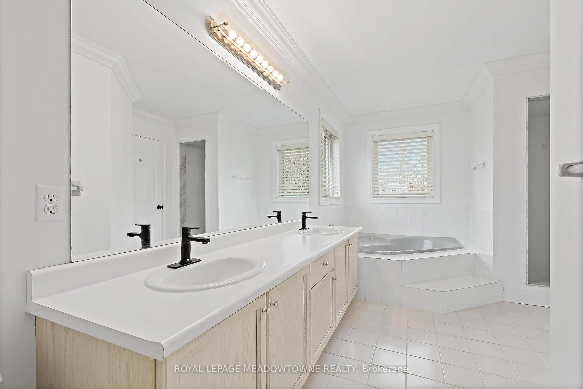 Photo 28 of 29 Hamilton Crescent, Halton Hills, Georgetown — HOMEH