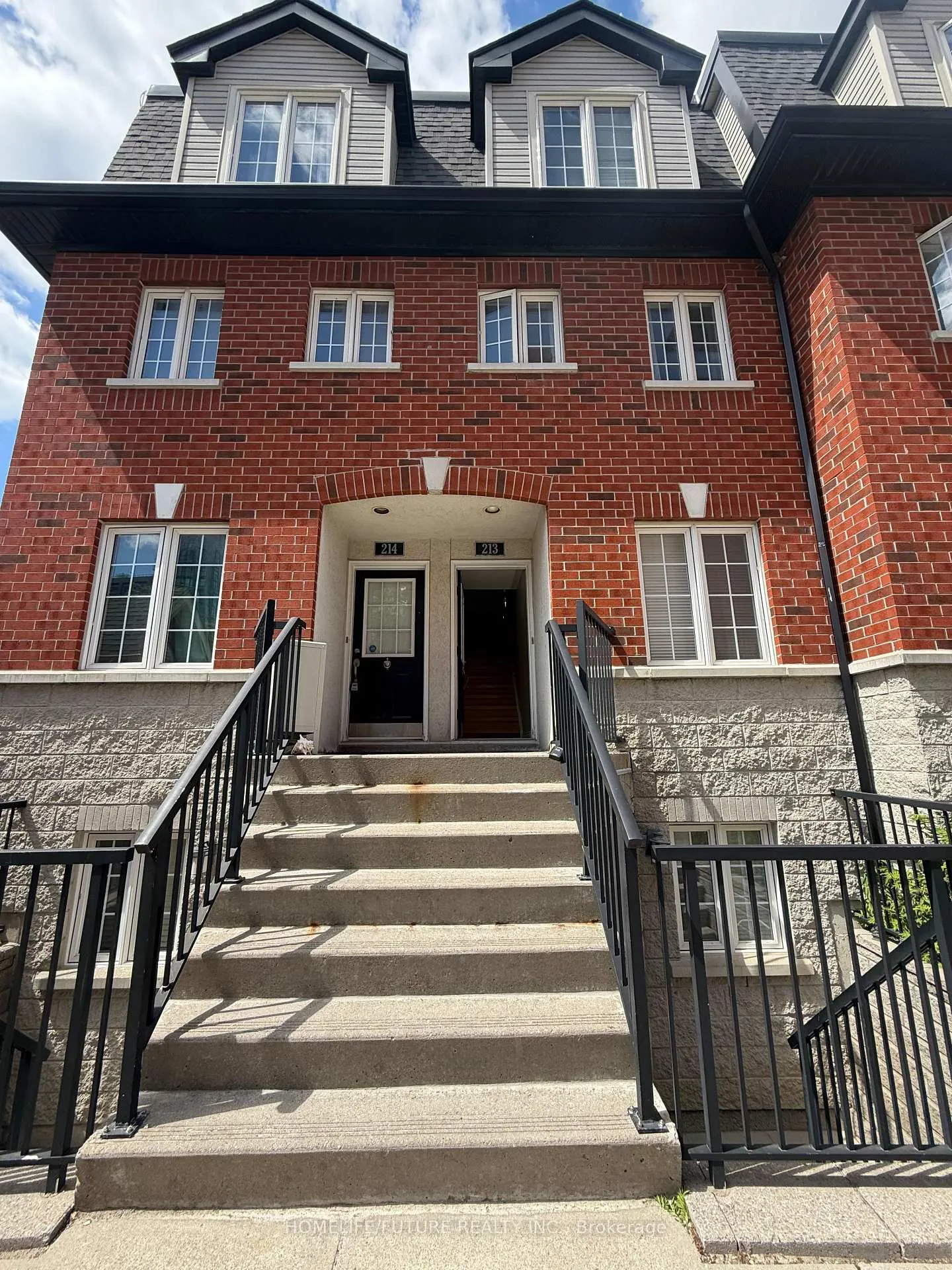 Front of Unit 213, 262 St Helen's Avenue