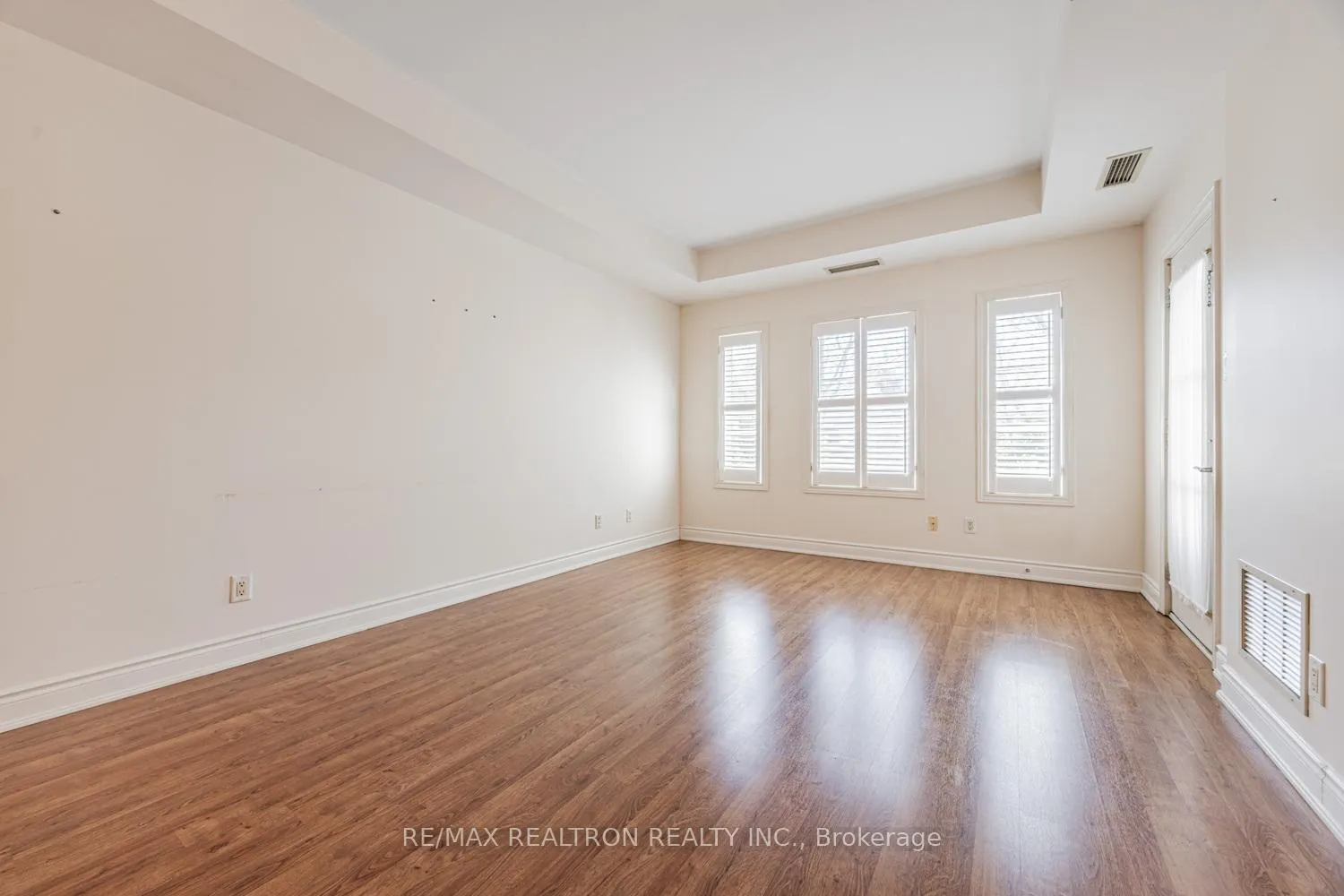 Photo 3 of Unit 207, 9901 Keele Street, Vaughan, Maple — HOMEH
