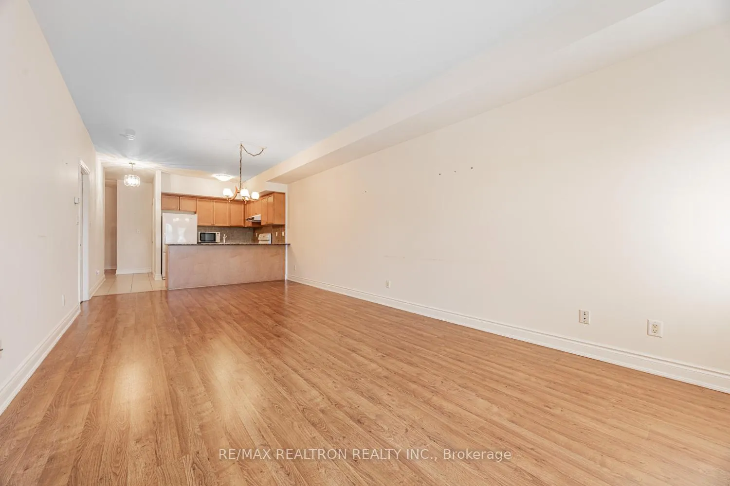 Photo 4 of Unit 207, 9901 Keele Street, Vaughan, Maple — HOMEH