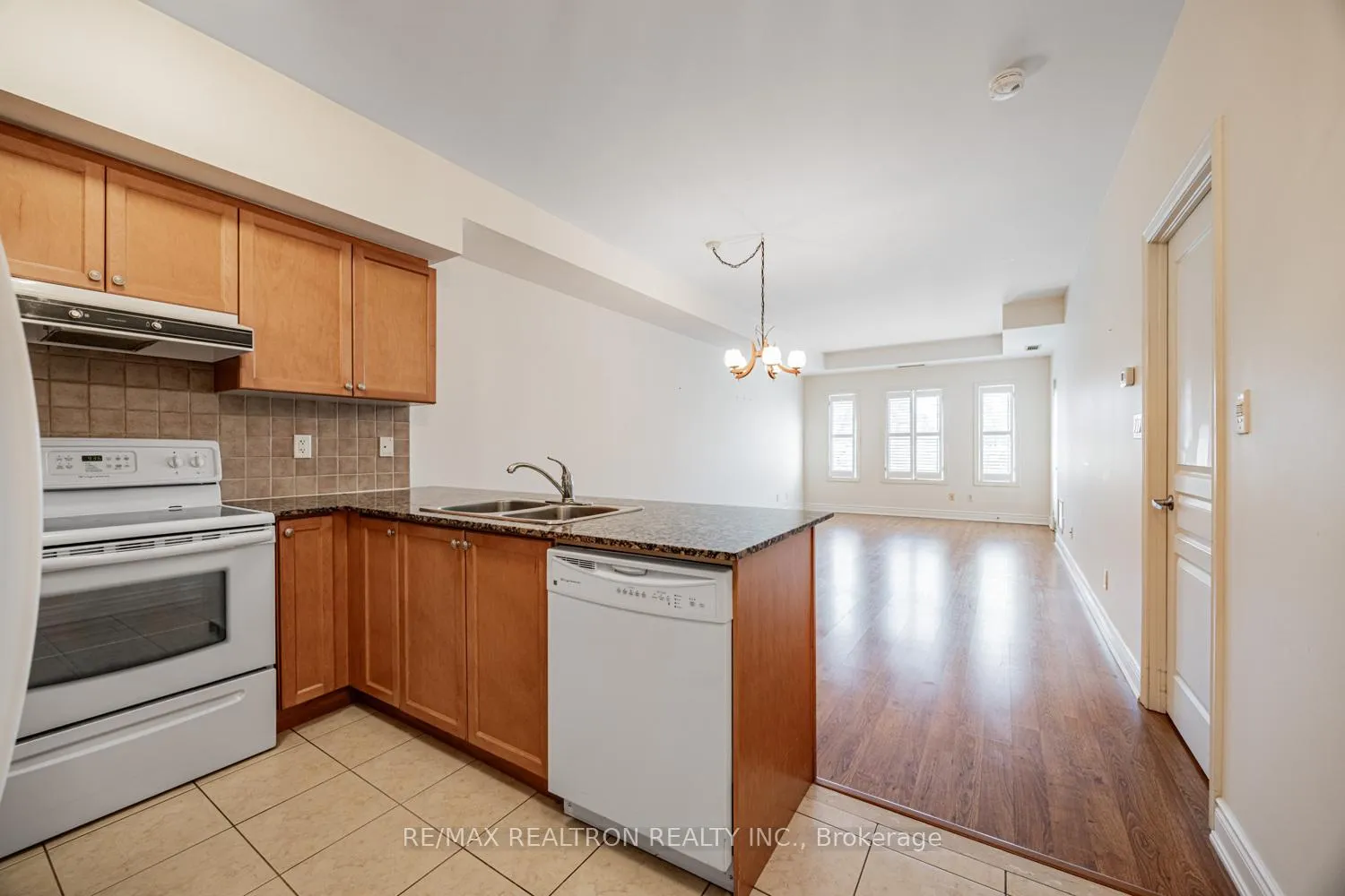 Photo 5 of Unit 207, 9901 Keele Street, Vaughan, Maple — HOMEH