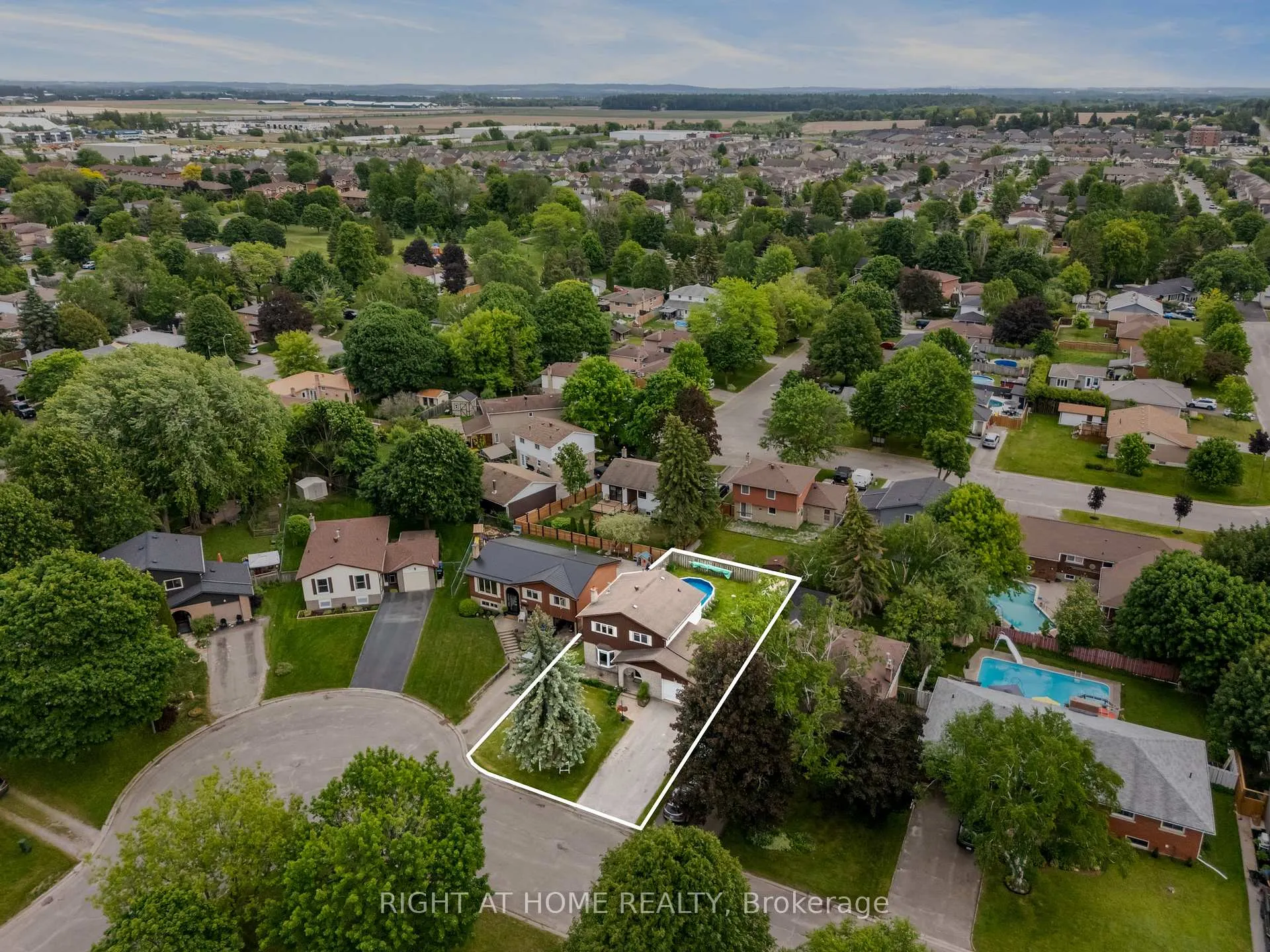 Photo 5 of 40 Colbeck Crescent, New Tecumseth, Alliston — HOMEH