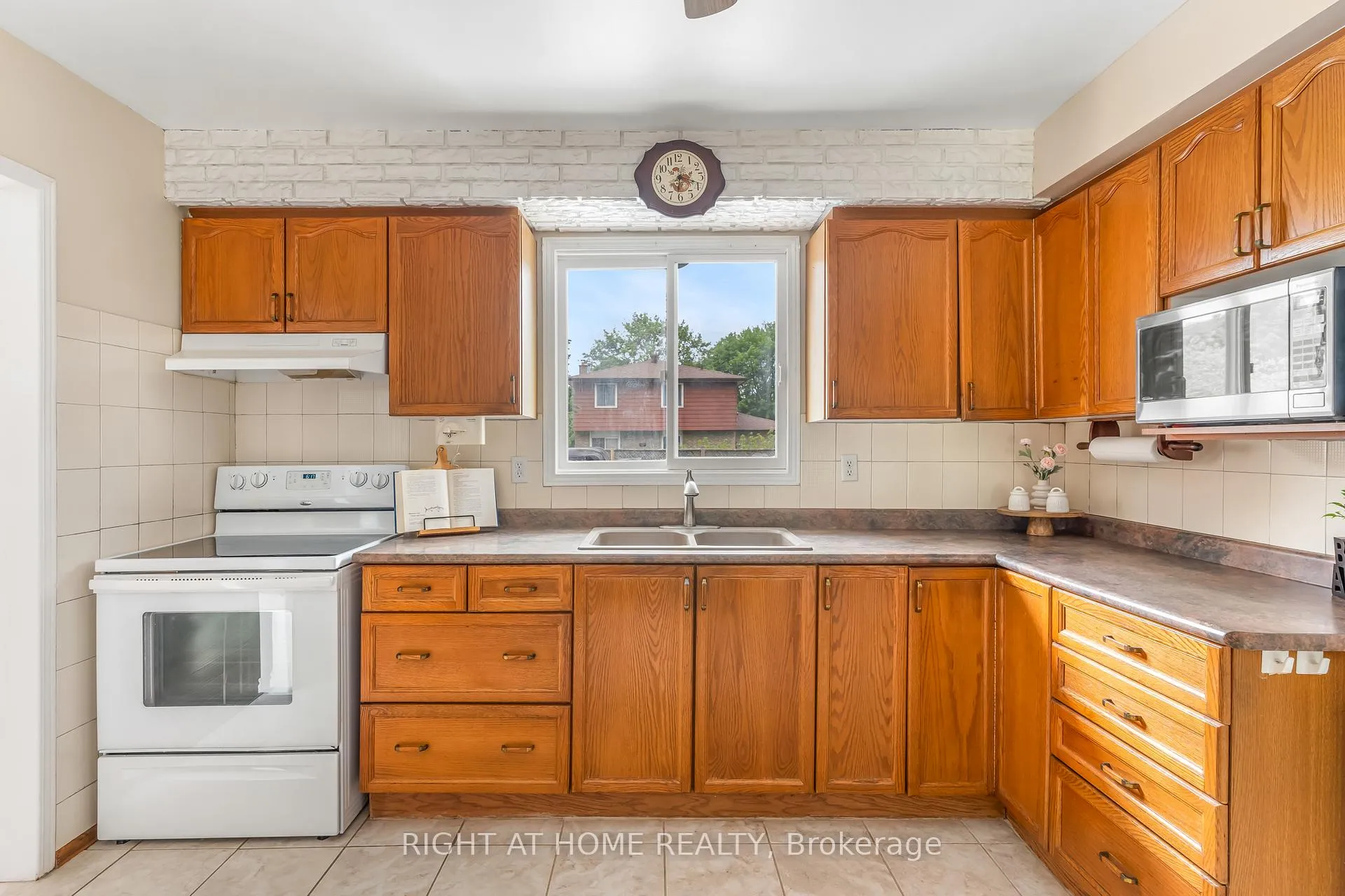 Photo 8 of 40 Colbeck Crescent, New Tecumseth, Alliston — HOMEH