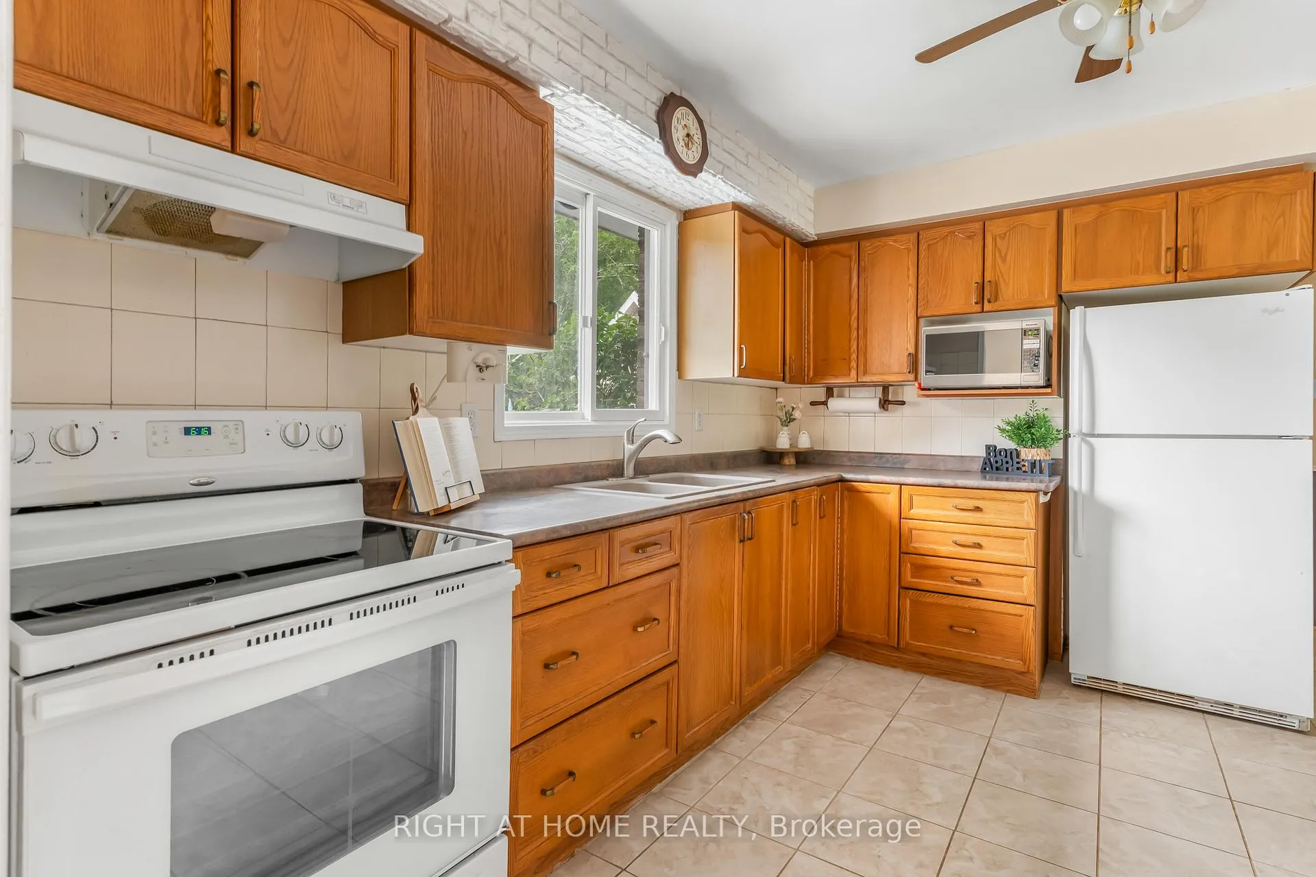 Photo 9 of 40 Colbeck Crescent, New Tecumseth, Alliston — HOMEH