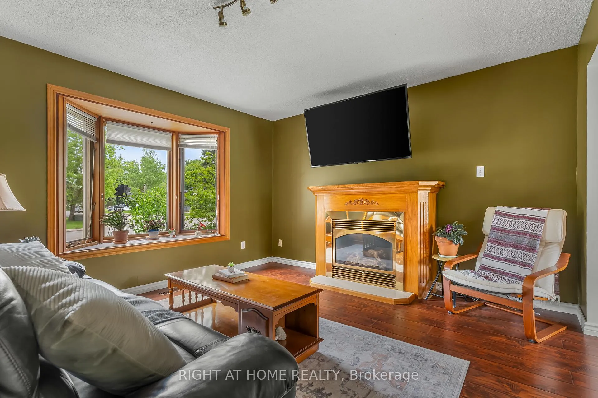 Photo 13 of 40 Colbeck Crescent, New Tecumseth, Alliston — HOMEH