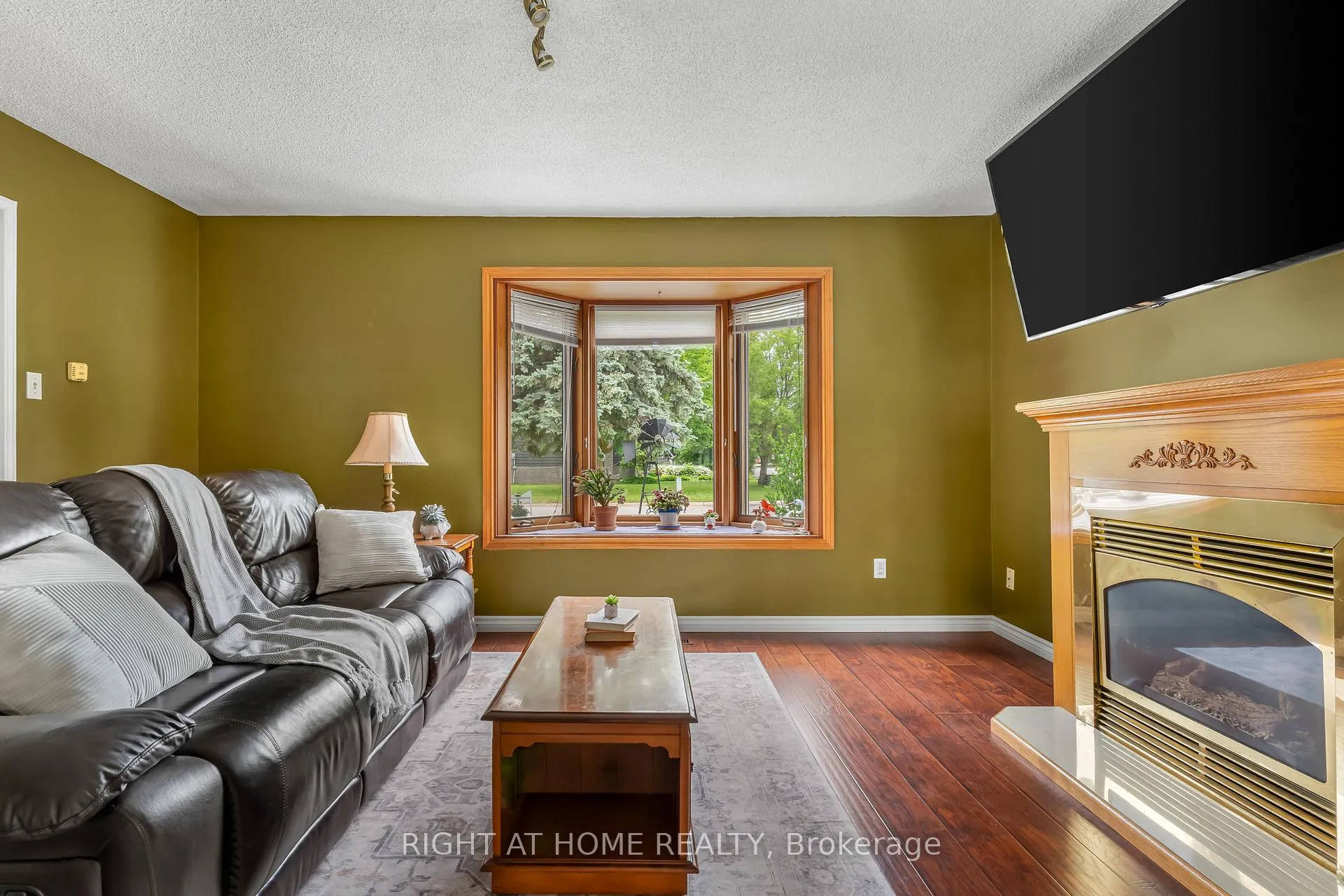 Photo 14 of 40 Colbeck Crescent, New Tecumseth, Alliston — HOMEH