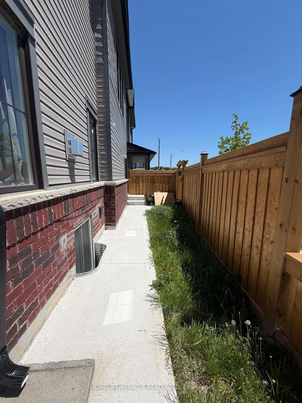 Photo 21 of 216 Fleetwood Drive, Oshawa, Eastdale — HOMEH