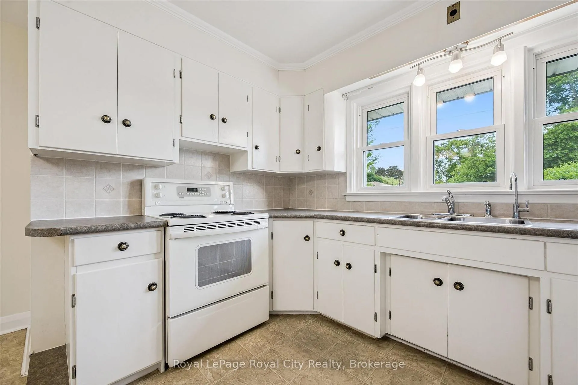 Photo 11 of 4 Campion Avenue, Guelph, Exhibition Park — HOMEH