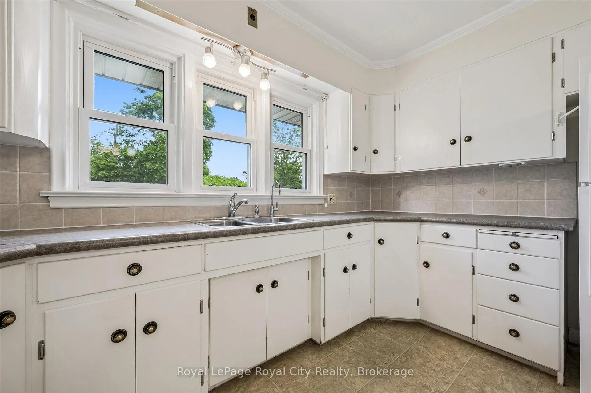 Photo 12 of 4 Campion Avenue, Guelph, Exhibition Park — HOMEH
