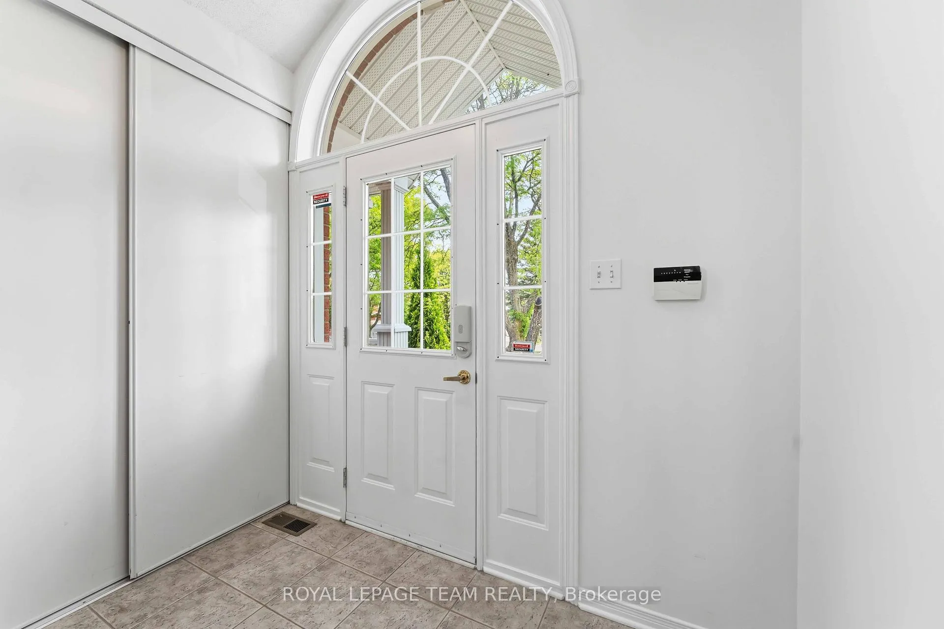 Photo 3 of 11 Saffron Court, Ottawa, Barrhaven - Longfields — HOMEH
