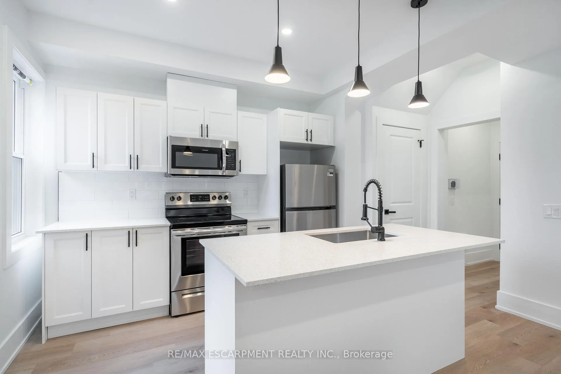 Photo 7 of 204 Balsam Avenue S, Hamilton, Blakeley — HOMEH