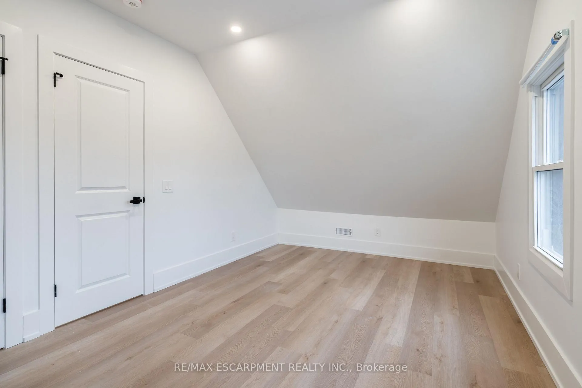 Photo 32 of 204 Balsam Avenue S, Hamilton, Blakeley — HOMEH