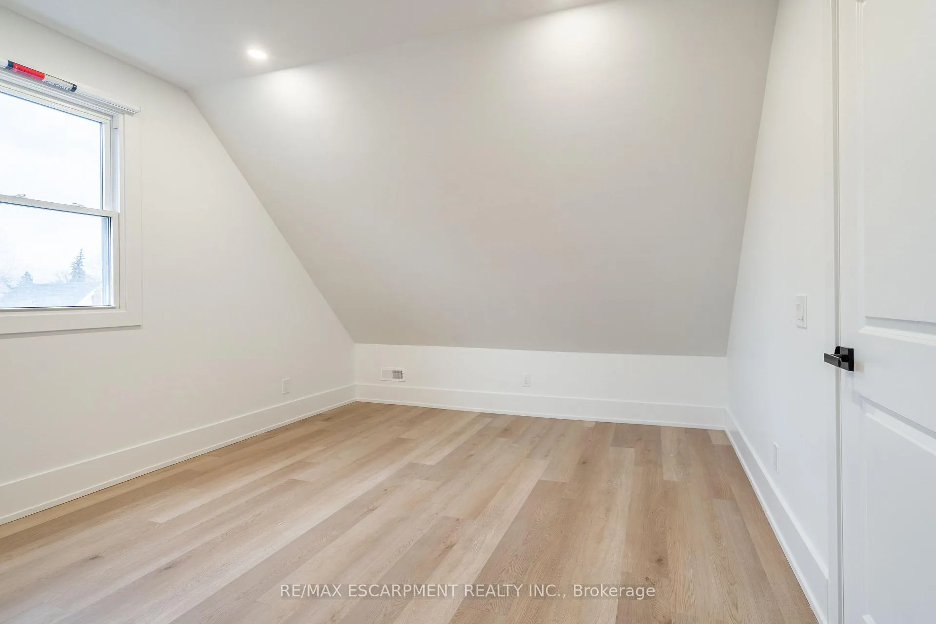 Photo 33 of 204 Balsam Avenue S, Hamilton, Blakeley — HOMEH