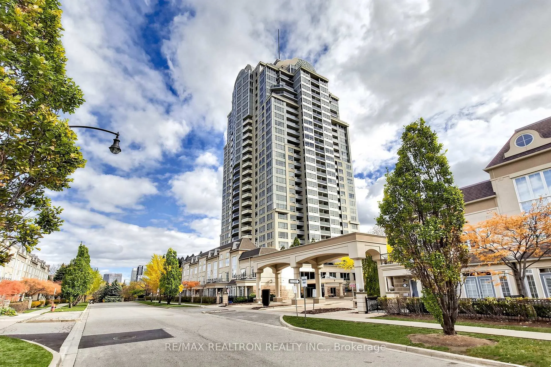 Photo 5 of Unit Th16, 3 Rean Drive, North York, Bayview Village — HOMEH