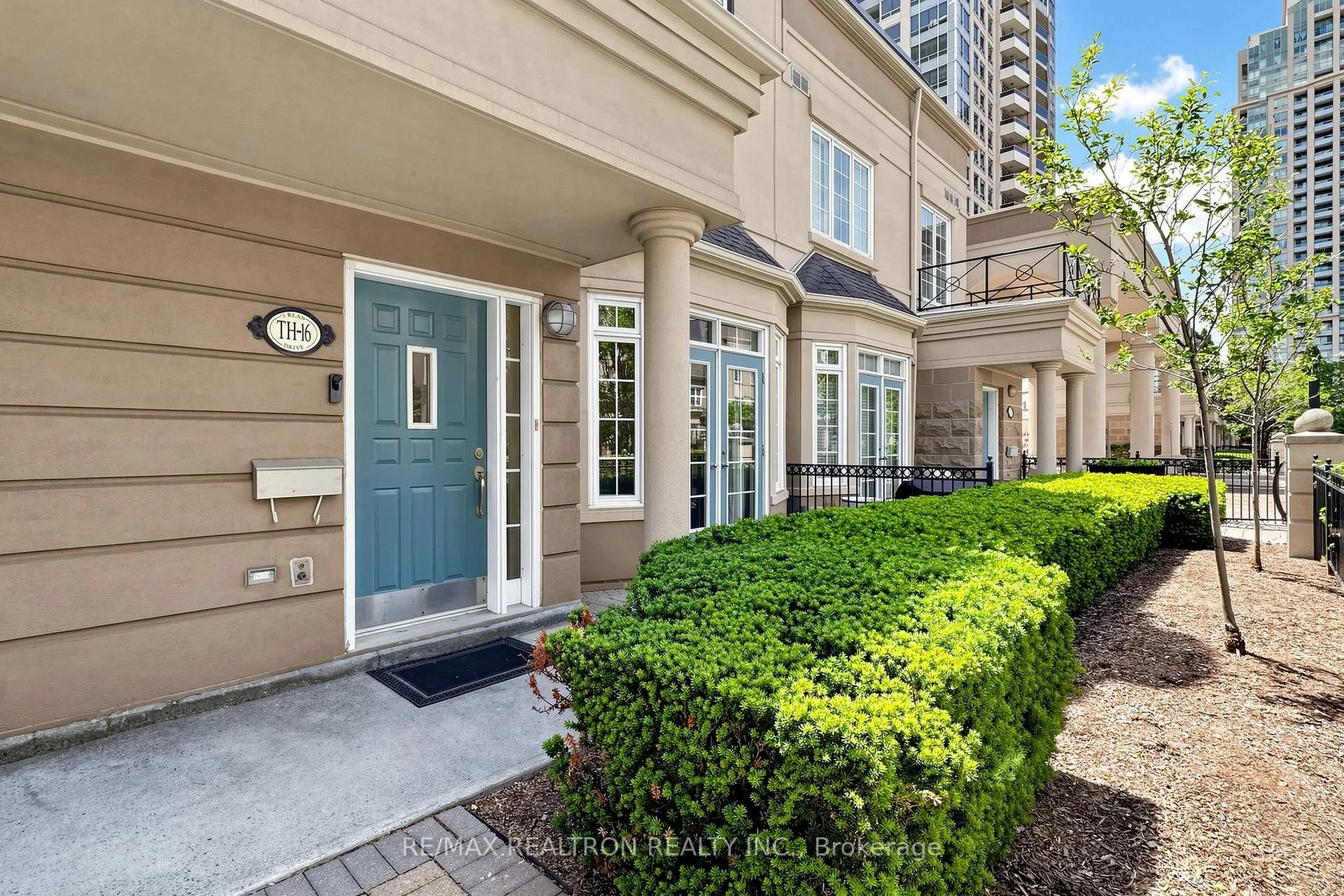 Photo 6 of Unit Th16, 3 Rean Drive, North York, Bayview Village — HOMEH