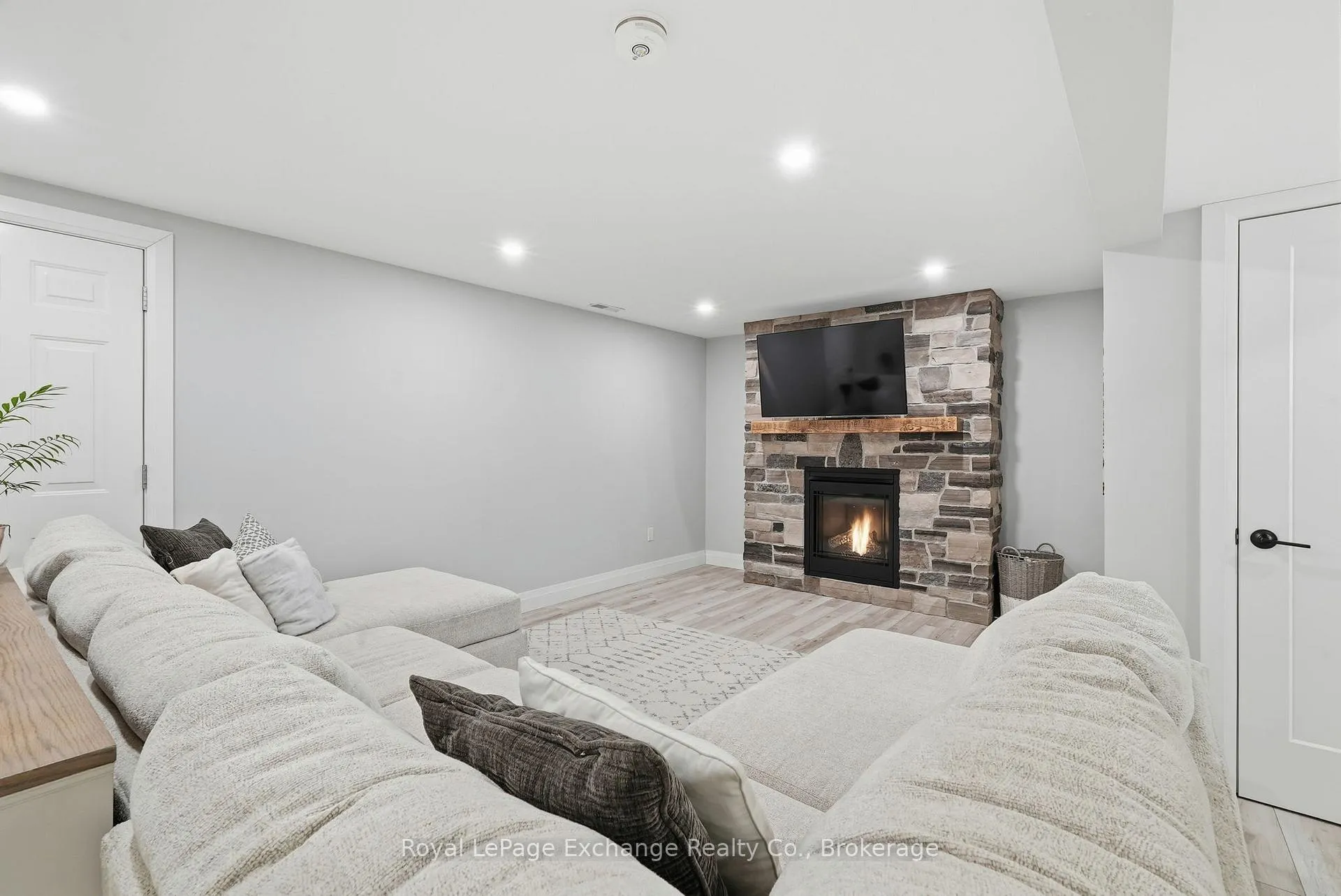 Photo 20 of 624 Cannning Street, Huron-Kinloss, Lucknow — HOMEH